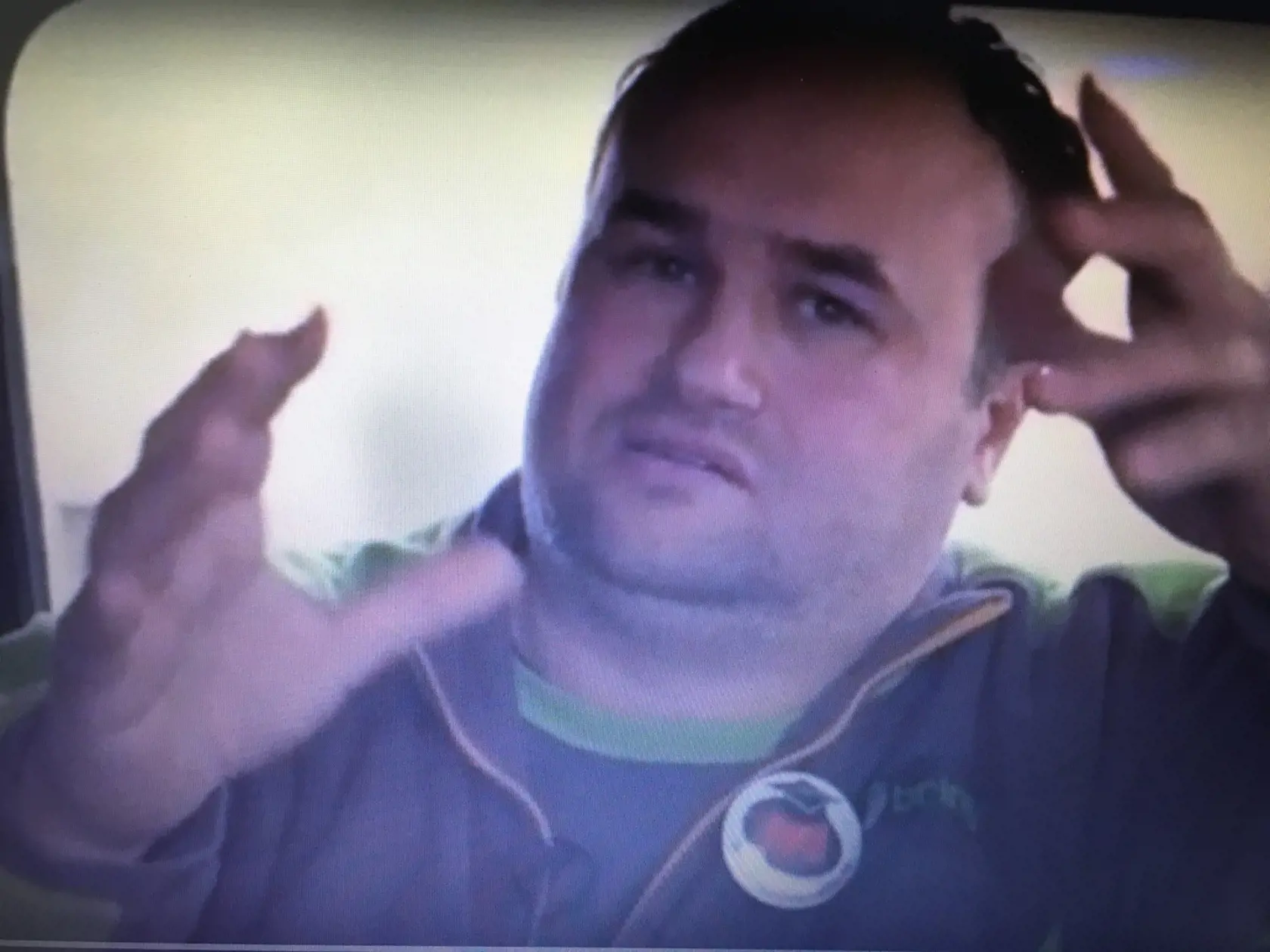 Rumun Emilian sa pred kamerami BBC posťažoval na katastrofálne pracovné podmienky.