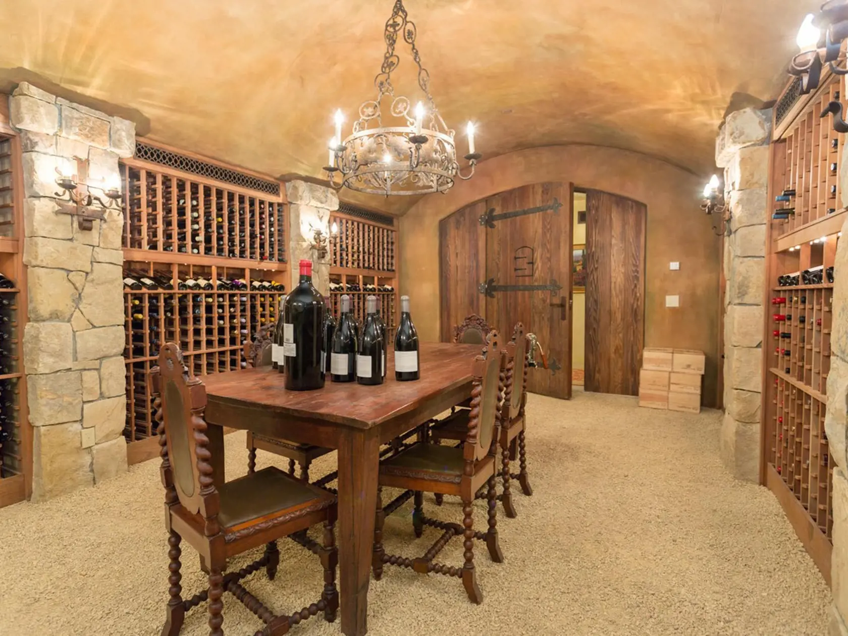 Na prvý pohľad pôsobí luxusná vila za 14,6 milióna dolárov ako skvelá kúpa. V dome sa nachádza 9 spální, 16 kúpeľní, herňa, sauna, tenisový kurt, posilňovňa, čajovňa, domáce kino a obrovská záhrada s bazénom.