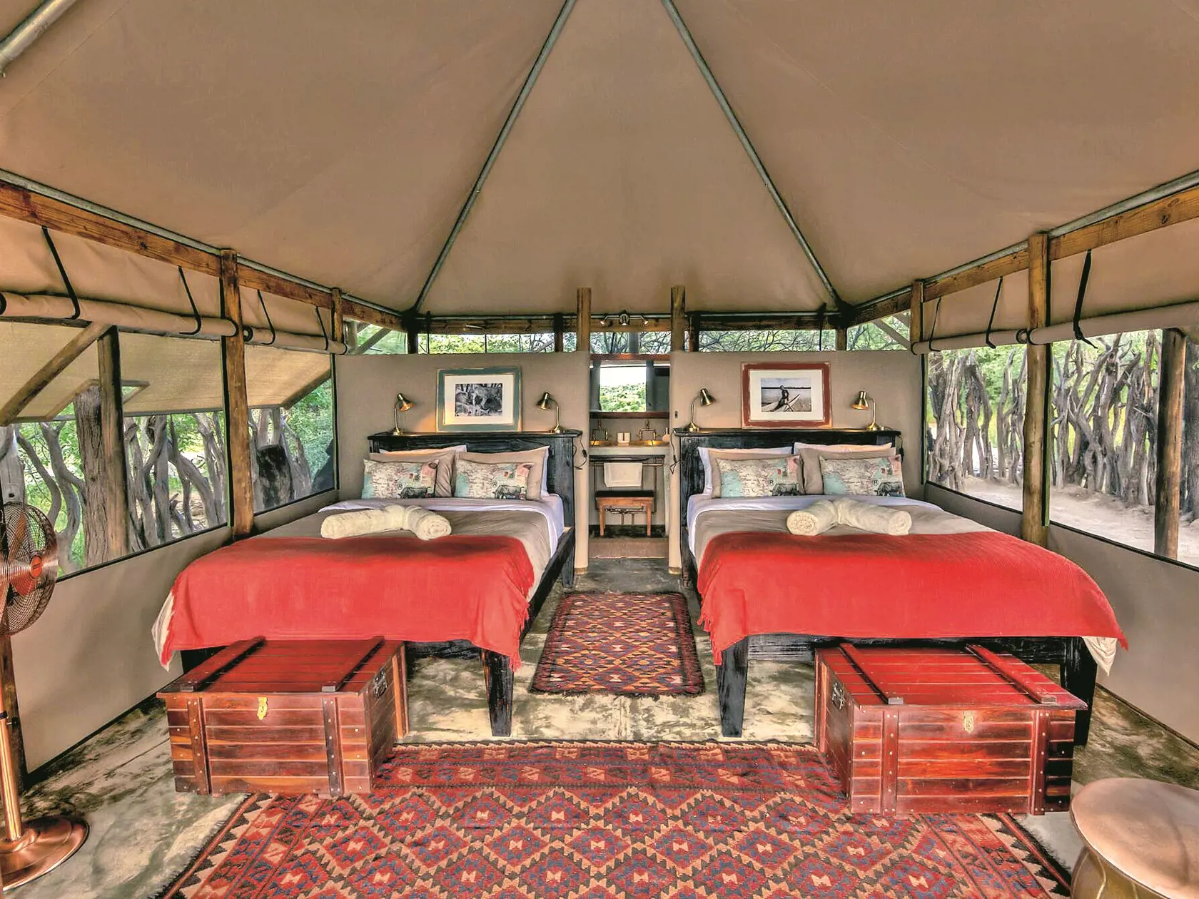 HARRY V TRANZE Po druhom rande vedel, že Meghan je tá pravá, na tretie ju zobral do luxusného safari kempu v Botswane, kde sa mohli kochať romantickým výhľadom na africkú divočinu.