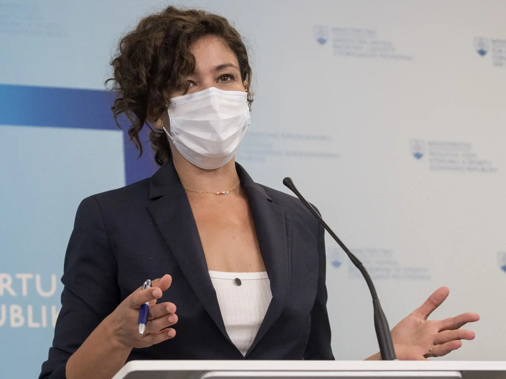 Na snímke europoslankyňa Lucia Ďuriš Nicholsonová počas tlačovej konferencie na tému "Sme pripravení uskutočniť poznateľné zmeny v oblasti vzdelávania detí z marginalizovaných rómskych komunít  29. júna 2020 v Bratislave. FOTO TASR - Martin Baumann




