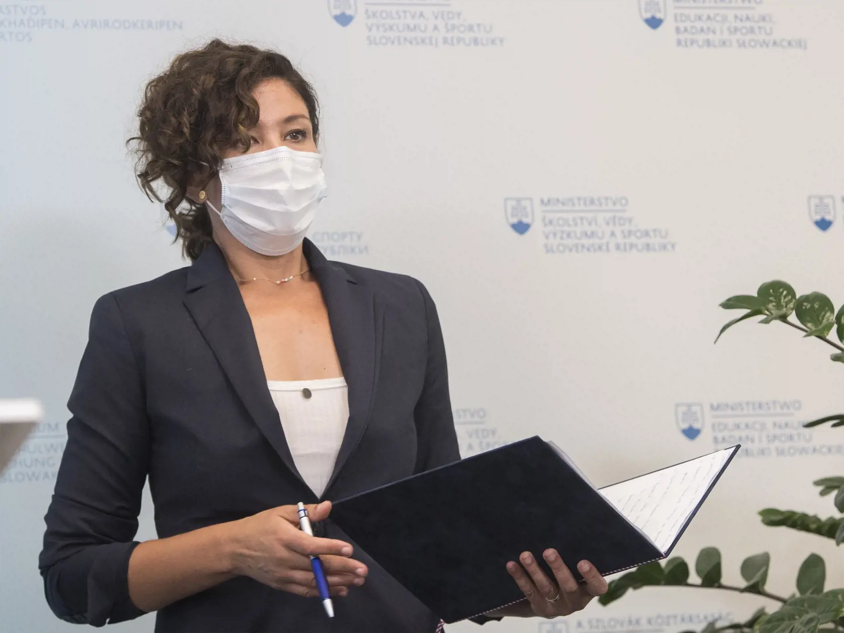 Na snímke europoslankyňa Lucia Ďuriš Nicholsonová počas tlačovej konferencie na tému "Sme pripravení uskutočniť poznateľné zmeny v oblasti vzdelávania detí z marginalizovaných rómskych komunít  29. júna 2020 v Bratislave. FOTO TASR - Martin Baumann




