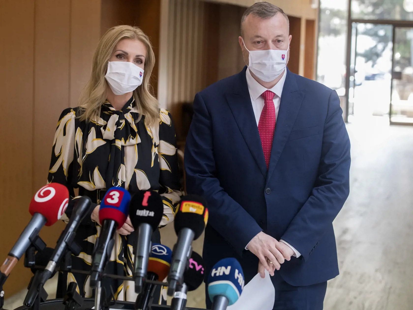 Na snímke vľavo poslankyňa NR SR Petra Krištúfková a vpravo minister práce, sociálnych vecí a rodiny Milan Krajniak (obaja Sme rodina) počas brífingu s novinármi v rámci 25. zasadnutia vlády SR v streda 17. júna 2020 v Bratislave. Petra Krištúfková bude novou splnomocnenkyňou vlády pre podporu rodiny a sociálnu pomoc. Ide o nový post, ktorý vznikne na návrh ministra práce Milana Krajniaka. Návrh na jej vymenovanie v stredu schválila vláda premiéra Igora Matoviča (OĽaNO). FOTO TASR - Martin Bauma