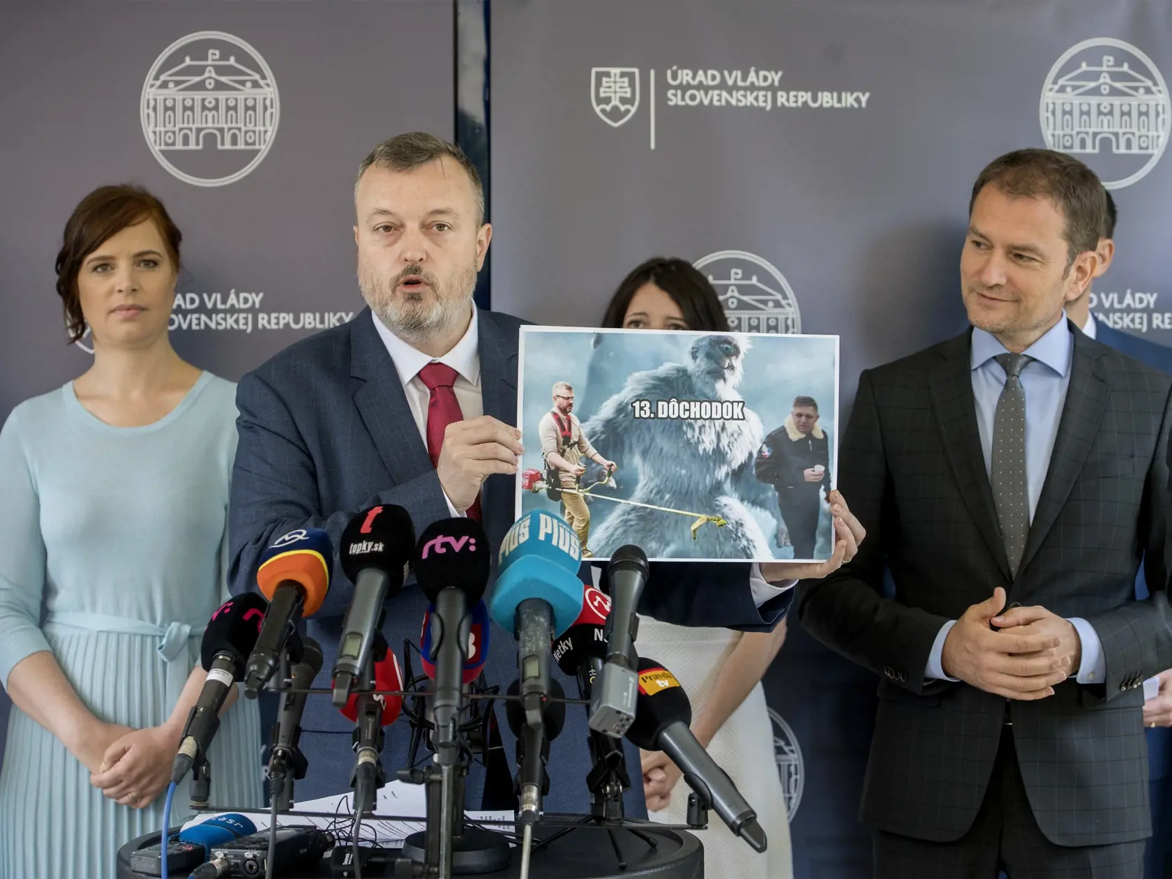 Na snímke sprava premiér SR Igor Matovič (OĽaNO), poslankyňa NR SR Jana Žitňanská (Za ľudí), minister práce, sociálnych vecí a rodiny Milan Krajniak (Sme rodina) a ministerka investícií, regionálneho rozvoja a informatizácie SR Veronika Remišová (Za ľudí) počas tlačovej konferencie, na ktorej predstavili veľký sociálny balík na podporu rodín, študentov, zdravotne ťažko postihnutých ľudí a seniorov v Bratislave v stredu 15. júla 2020. FOTO TASR - Martin Baumann