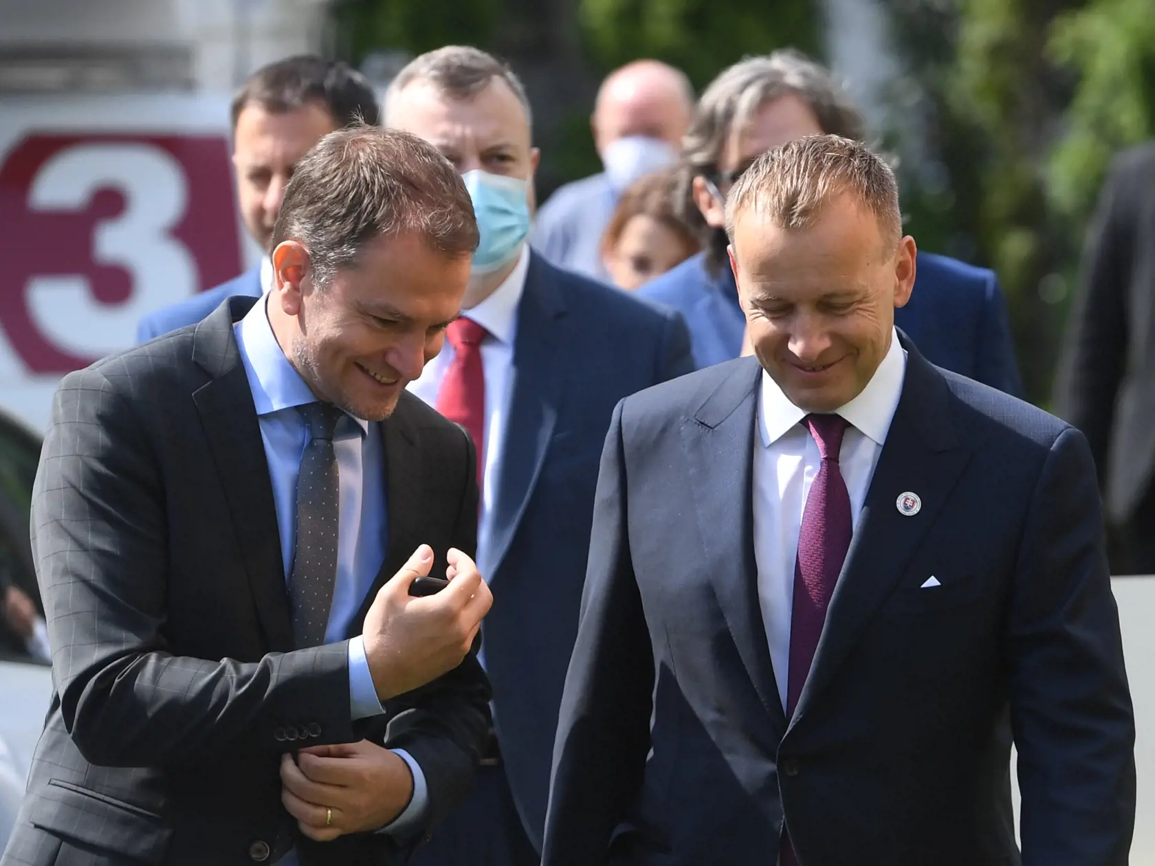 Predseda NR SR Boris Kollár (Sme rodina, vpravo), predseda vlády SR Igor Matovič (OĽaNO, vľavo), podpredseda vlády a minister financií SR Eduard Heger (OĽaNO, druhý zľava) a minister práce, sociálnych vecí a rodiny SR Milan Krajniak (Sme rodina, tretí zľava) prichádzajú na tlačovú konferenciu, na ktorej predstavili veľký sociálny balík na podporu rodín, študentov, zdravotne ťažko postihnutých ľudí a seniorov v Bratislave v stredu 15. júla 2020. FOTO TASR - Martin Baumann