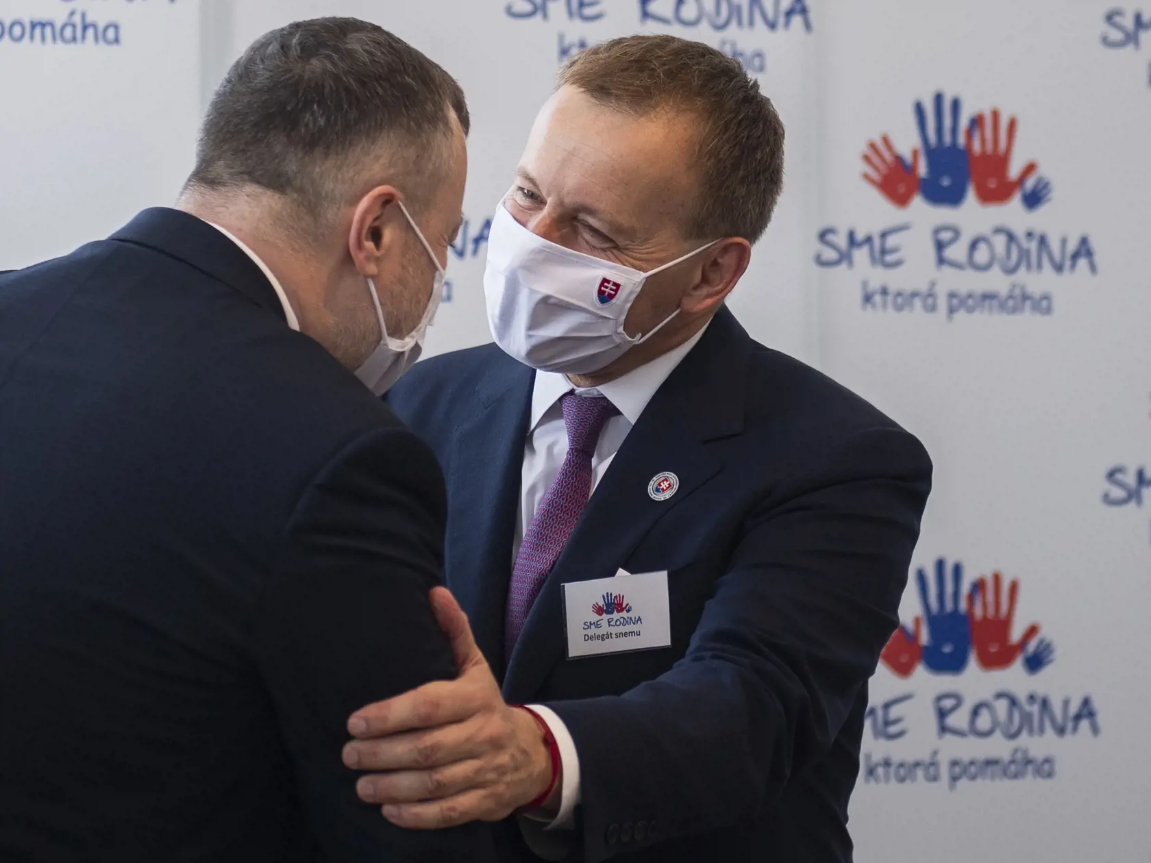Na snímke zľava podpredseda hnutia Sme rodina Milan Krajniak a opätovne zvolený predseda hnutia Sme rodina Boris Kollár si podávajú ruky počas snemu hnutia v Bratislave 6. júna 2020. FOTO TASR - Jaroslav Novák