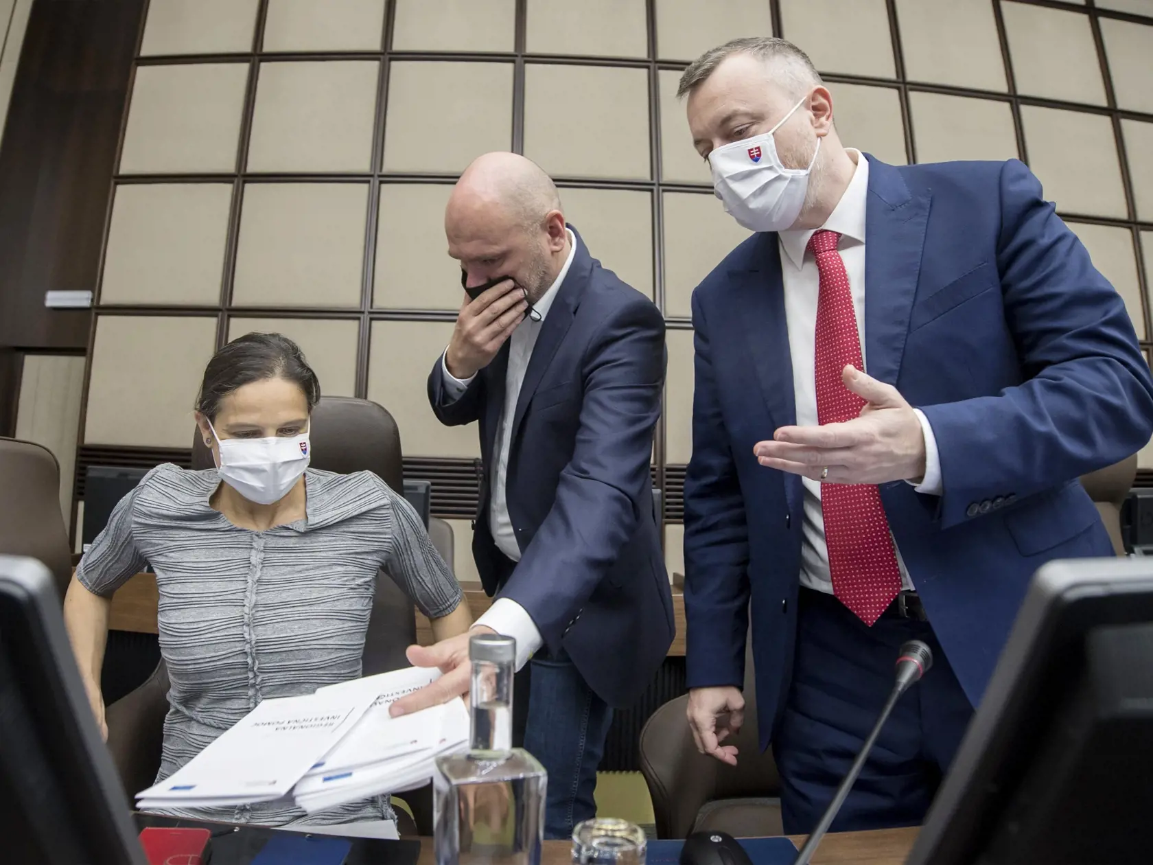 Na snímke zľava ministerka spravodlivosti Mária Kolíková (Za ľudí), podpredseda vlády a minister hospodárstva SR Richard Sulík (SaS) a minister práce, sociálnych vecí a rodiny SR Milan Krajniak (Sme rodina) počas 25. rokovania vlády SR v stredu 17. júna 2020 v Bratislave. FOTO TASR - Martin Baumann




