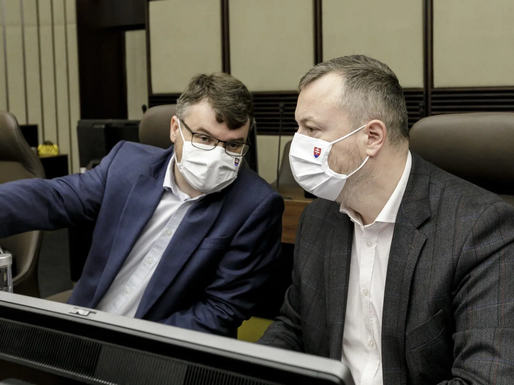 Na snímke zľava podpredseda vlády SR pre legislatívu a strategické plánovanie Štefan Holý a minister práce, sociálnych vecí a rodiny SR Milan Krajniak (obaja Sme rodina) počas 21. zasadnutia vlády SR 20. mája 2020 v Bratislave. FOTO TASR – Dano Veselský