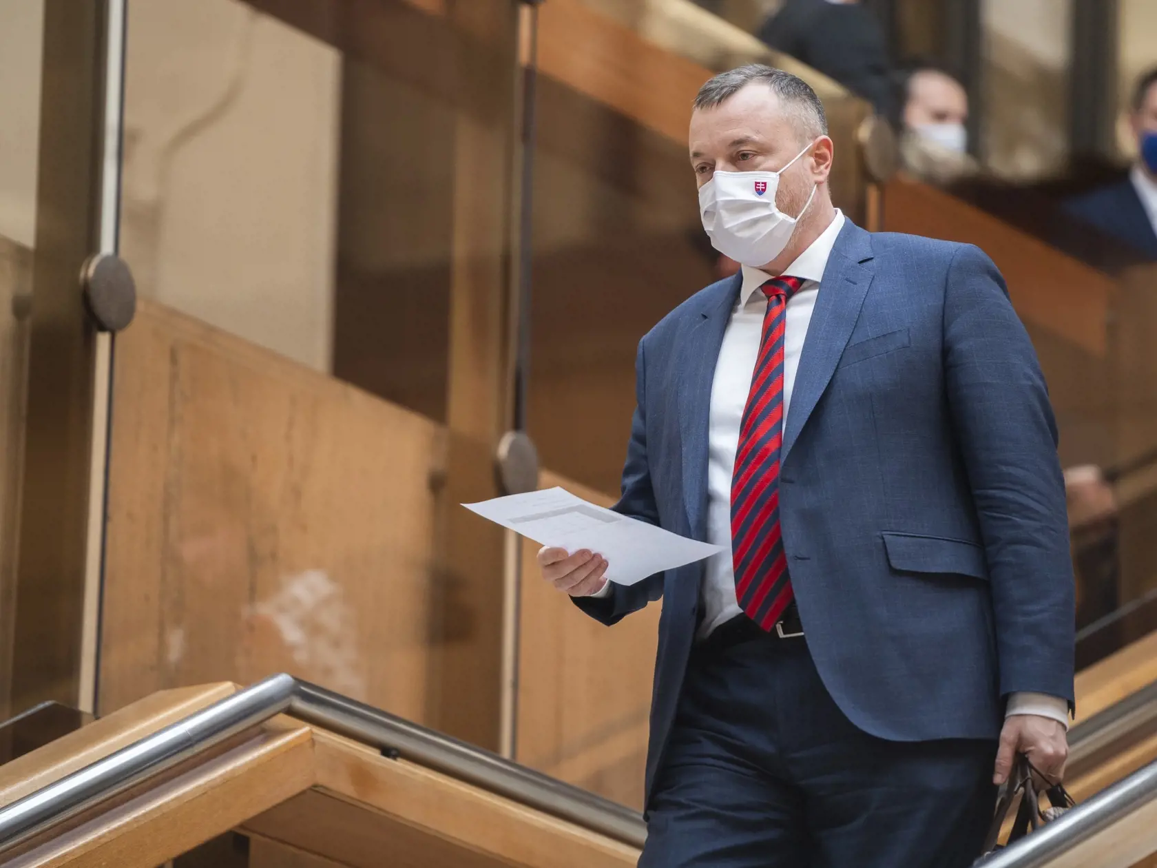 Na snímke minister práce, sociálnych vecí a rodiny SR Milan Krajniak (Sme rodina) odchádza zo 17. rokovania vlády SR v Bratislave 7. mája 2020. FOTO TASR - Jaroslav Novák