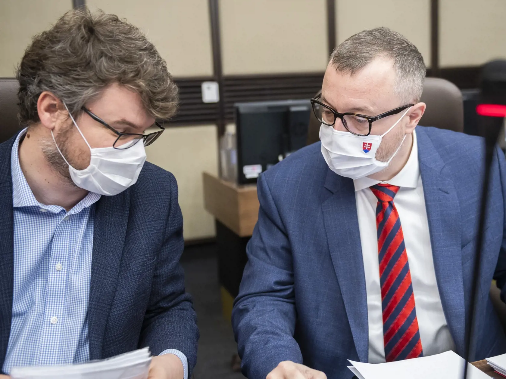 Na snímke zľava podpredseda vlády pre legislatívu a strategické plánovanie Štefan Holý a minister práce, sociálnych vecí a rodiny SR Milan Krajniak (obaja Sme rodina) počas 17. rokovania vlády SR v Bratislave 7. mája 2020. FOTO TASR - Jaroslav Novák