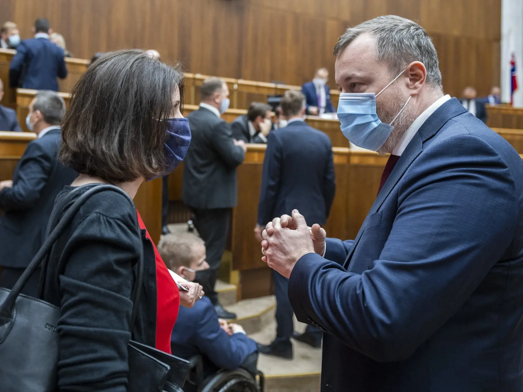 Na snímke zľava poslankyňa Jana Žitňanská (Za ľudí) a minister práce, sociálnych vecí a rodiny SR Milan Krajniak (Sme rodina) počas hlasovania o programovom vyhlásení vlády na 6. rokovaní NR SR v Bratislave 30. apríla 2020. FOTO TASR - Jaroslav Novák