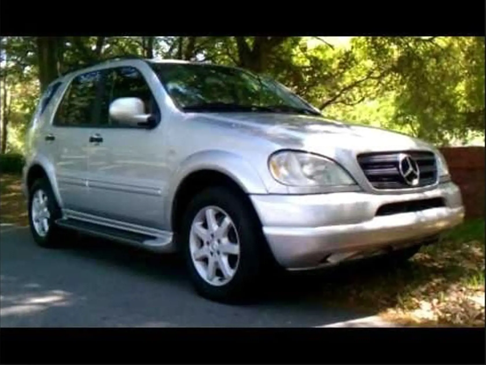 Mercedes ML430. Prvé SUV od Mercedesu si s obľubou kupovali bohatí a úspešní. A teda aj mafiáni. Istý čas bol úspešný aj Roman Deák, no 20. októbra sa jeho „úspechy“ definitívne skončili. Nájomný vrah ho rozstrieľal pred jeho ML-kom. Kontroverzného podnikateľa zastrelili 20. októbra 1999 v bratislavskej Dúbravke 19 ranami z pištolí kalibru 7,65 a 9 mm Luger, keď išiel k svojmu luxusnému Mercedesu ML430. Strely ho zasiahli do hrudníka a tváre.