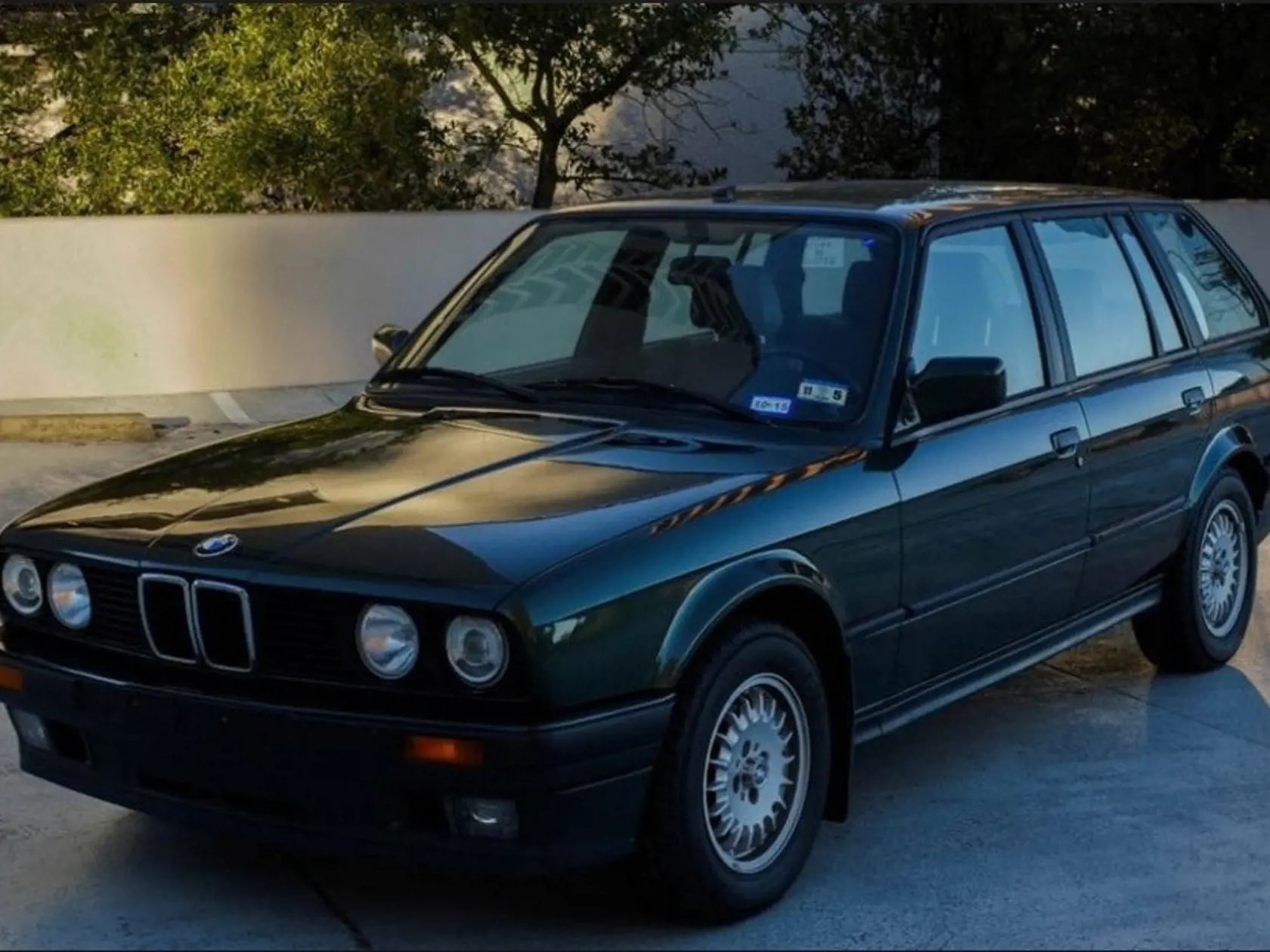 BMW 325i Tourer. Tourer nepatrí medzi typické mafiánske náradie a ani človek, ktorý v ňom zomrel, nebol mafián. Mala to byť však práve mafia v spolupráci so SIS, kto pripravil trhavinu. Auto mladého Róberta Remiáša vybuchlo 29. apríla 1996. Remiáš skonal na mieste a cesta k rozlúsknutiu „záhady“ „samoúnosu“ syna vtedajšieho prezidenta Kováča nie je dodnes vyšetrená.