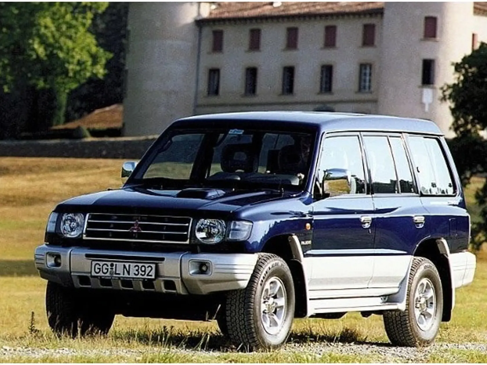 Mitsubishi Pajero. Aj toto auto patrilo v 90. rokoch medzi obľúbené vozidlá mafiánov. Smrť v ňom našiel aj Križanovič alias Duran. Mal to Schytať ako odvetu za vraždu Sýkoru.