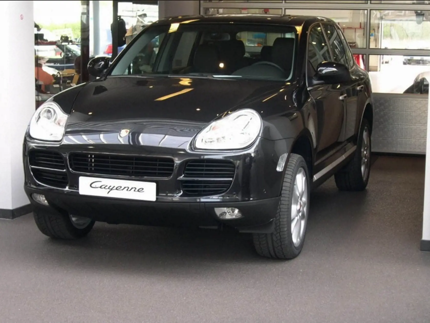 Porsche Cayenne. Dňa 6. júna 2004 na kruhovom objazde pri výjazde z Prístavného mosta na stopke zastavilo Porsche Cayenne. Vnútri sedel Havasi s Patasym ml., šoféroval ochrankár Gejza Vesprémyi (30). Vedľa sa zaradilo tmavočervené Audi A6. Vzápätí sa z neho ozvali vražedné výstrely zo samopalu. Porsche malo po útoku rozstrieľané obe bočné okná a ďalších asi desať dier od guliek bolo v čelnom skle pred sedadlom vodiča. Guľky vyleteli zadným oknom. Pri streľbe prišiel o život po dvoch zásahoch do krku a ramena ochrankár Gejza Vesprémyi (30). Ťažko zranený Peter Havasi (32), prezývaný Havel, údajný šéf mafiánskej skupiny „sýkoriek“ v Senci, utrpel štyri zásahy do hlavy a hrudníka, ktorým podľahol pri prevoze do nemocnice.