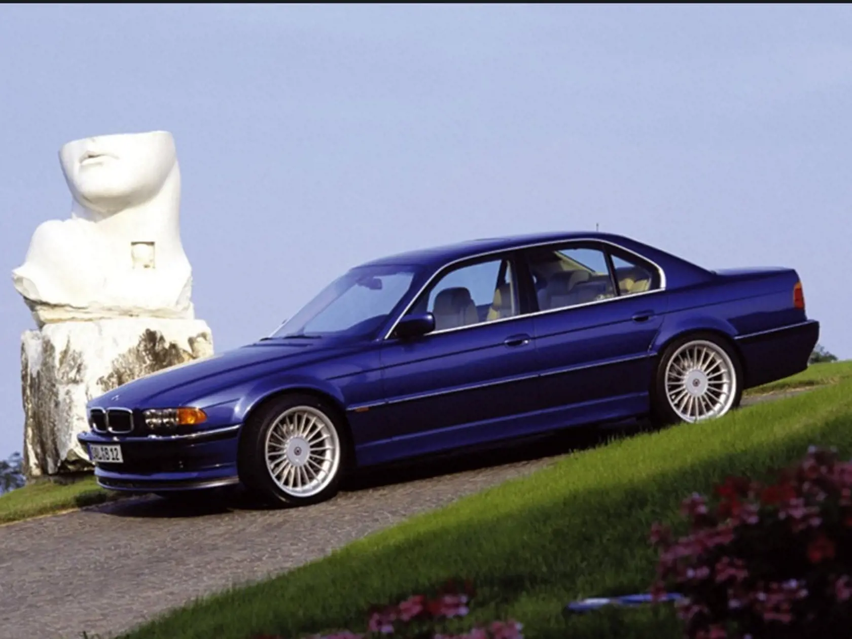 Alpina B12. Toto auto vlastnil najnebezpečnejší mafián na Slovensku, muž ktorý ešte aj dnes budí v mnohých ľuďoch strach –Mikuláš Černák, v súčasnosti obyvateľ Ilavskej väznice. Alpina B12 vychádza zo superluxusného BMW 740i. Sedmičkové BMW tohto typu malo Podkapotou mohutný dvanásťvalec, ktorý v Alpine ešte zväčšili. Alpina B12 tak okrem špičkového komfortu poskytovala aj neuveriteľnú silu a úžasný zvuk motora. Veci, o ktorých môže Černák už len snívať. Teda... pokiaľ sa mu nepodarí obnoviť svoj proces a pokiaľ sa nedostane na slobodu. Všeobecne sa vie, že pre to robí čo sa dá.