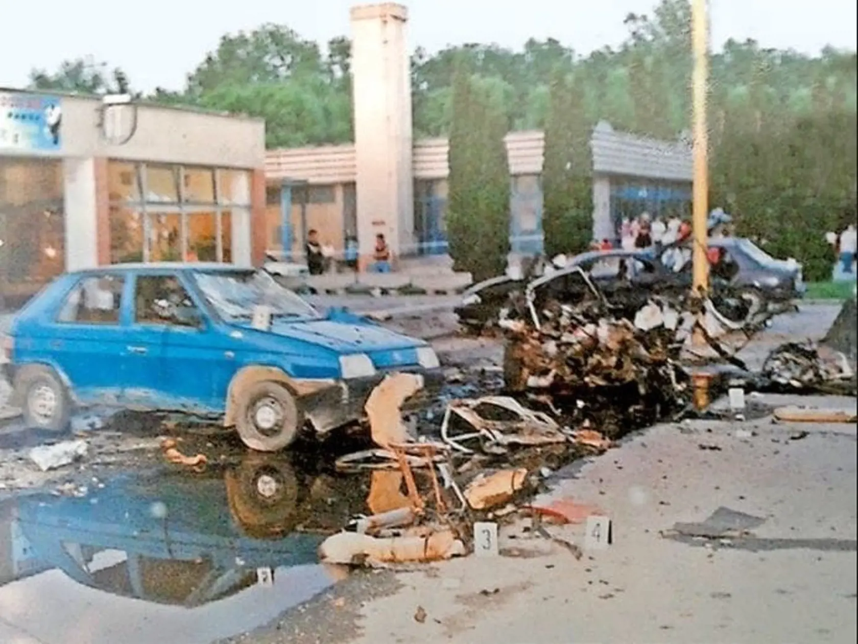 V máji 1997 zomrel v Čiernej nad Tisou majiteľ súkromnej bezpečnostnej služby a šéf gangu z Kráľovského Chlmca Július Tóth. Tótha zabil výbuch auta, ktoré parkovalo pred jeho podnikom hneď vedľa jeho osobného automobilu. Z vyšetrovania vyplynulo, že Tóth sa stal obeťou konkurenčného boja.