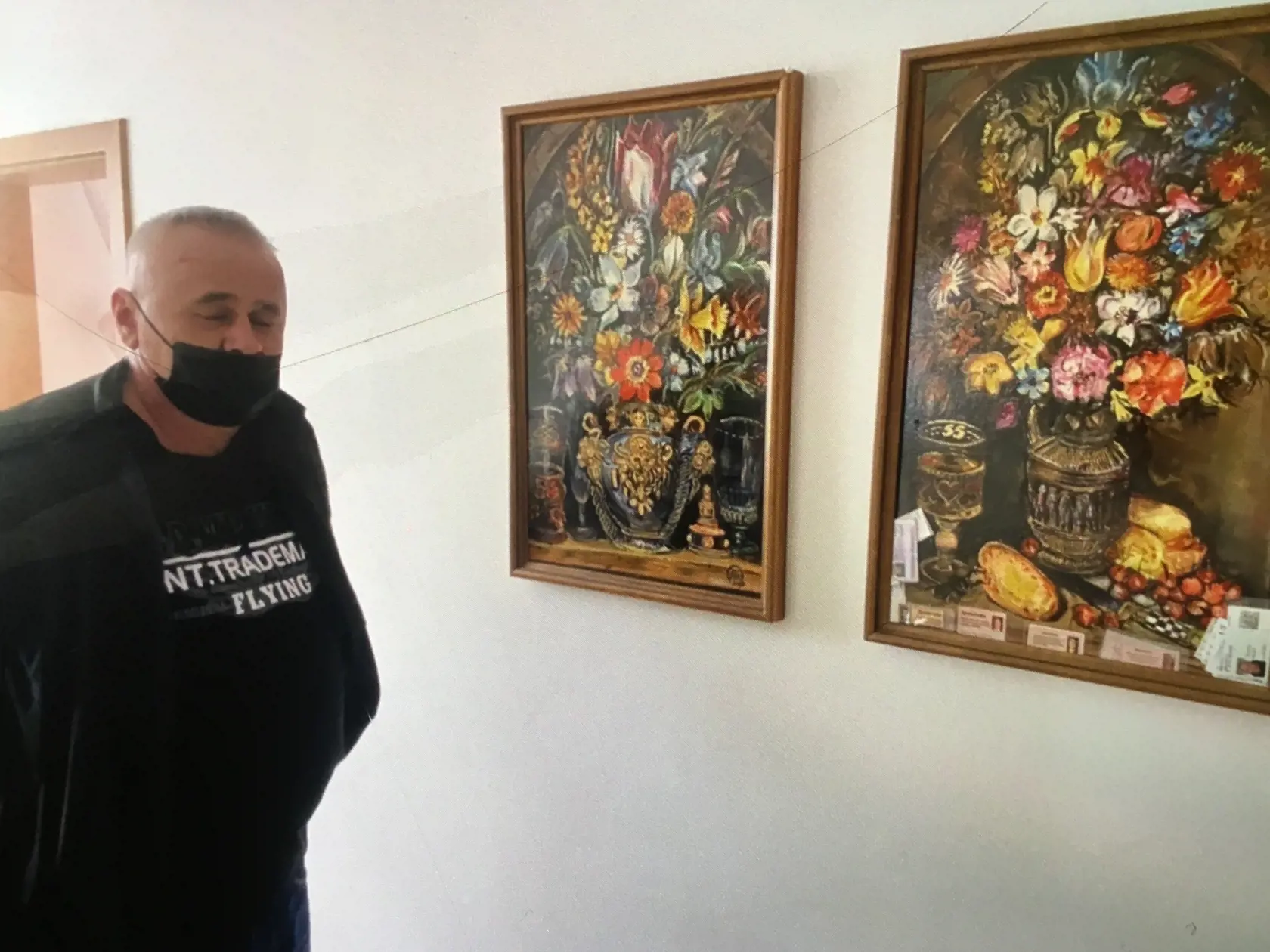 Jaroslav pri obrazoch, ktoré namaľoval svojej manželke.
