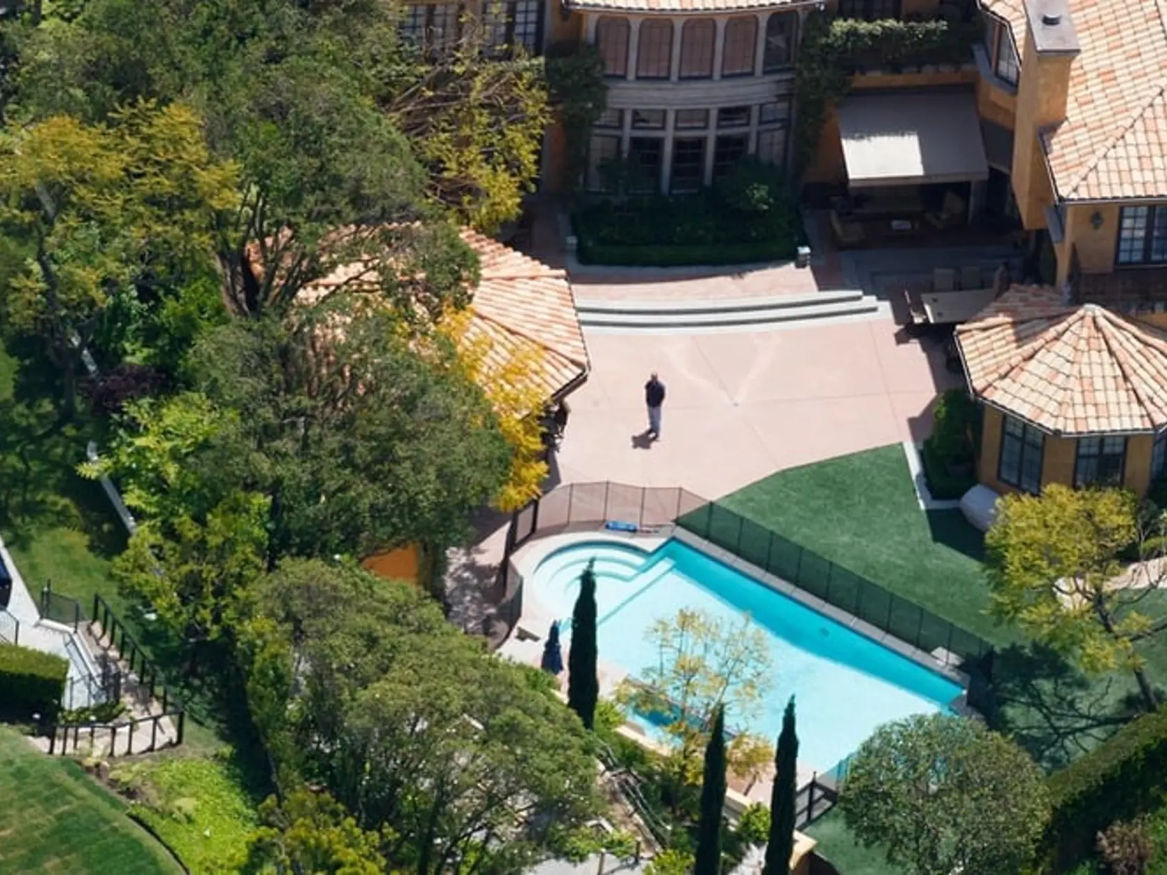 Americký herec Charlie Sheen predáva svoje vily v Beverly Hills po tom, čo sa priznal, že je HIV-pozitívny.