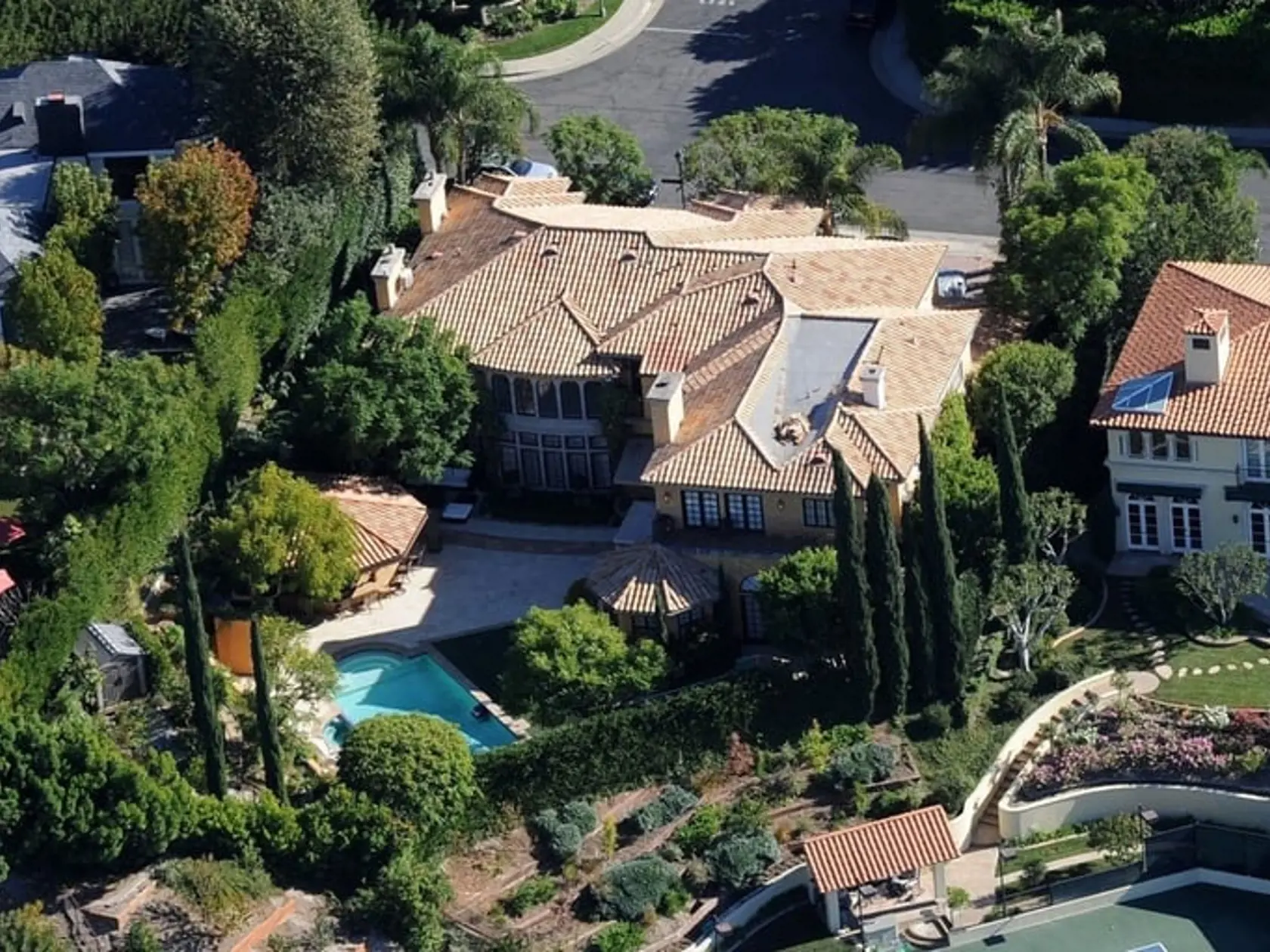 Americký herec Charlie Sheen predáva svoje vily v Beverly Hills po tom, čo sa priznal, že je HIV-pozitívny.
