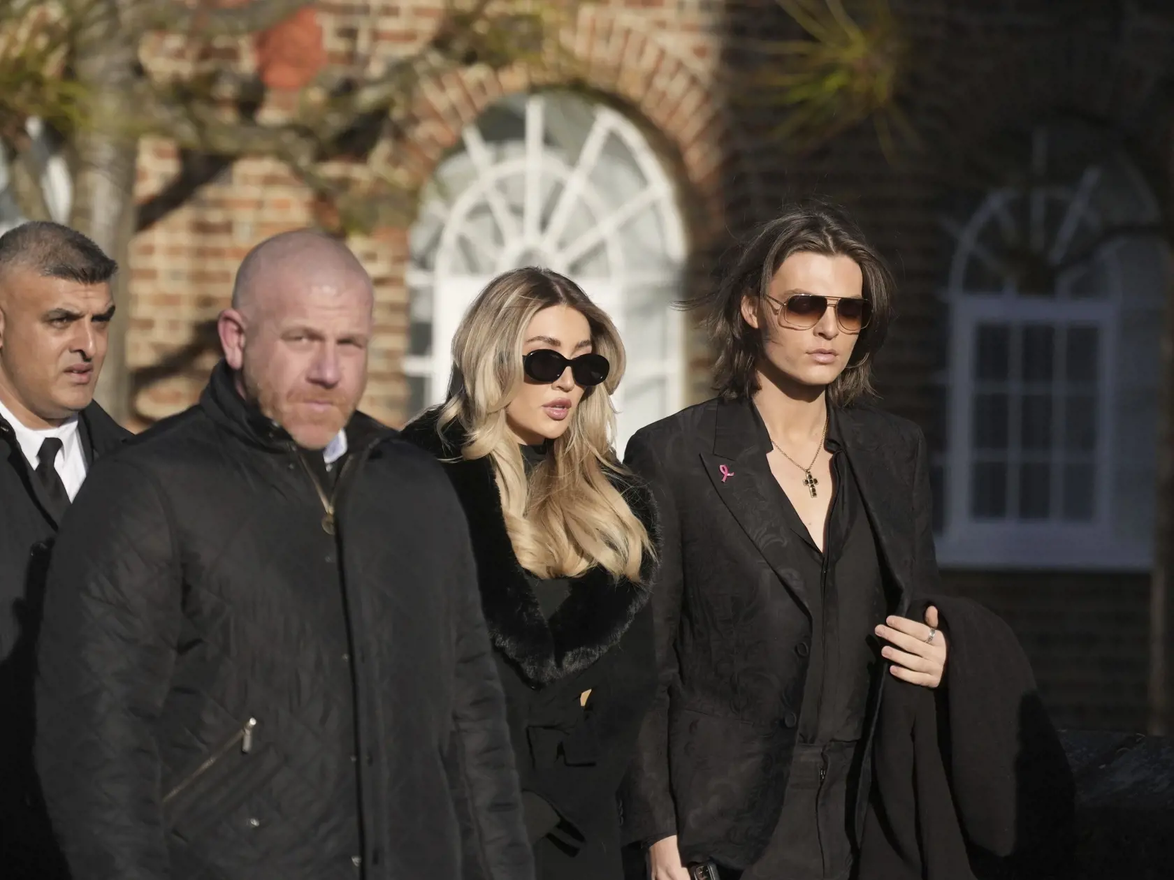 WA 3 Home Counties - Kate Cassidy (druhá sprava), priateľka zosnulého Liama Payneho, britského speváka a bývalého člena chlapčenskej skupiny One Direction, prichádza na jeho pohreb v meste Amersham neďaleko Londýna v stredu 20. novembra 2024. Liam Payne (†31) zomrel 16. októbra pri tragickom páde z hotelového balkóna v argentínskej metropole Buenos Aires. Pohreb, ktorý bude súkromný, sa uskutoční v oblasti Home Counties v stredu 20. novembra. FOTO TASR/AP  

 

Damian Hurley, right, and Kate Cassidy, second right, arrives the funeral service of One Direction singer Liam Payne at St Mary's Church in Amersham, England, Wednesday, Nov. 20, 2024. (Andrew Matthews/PA via AP)