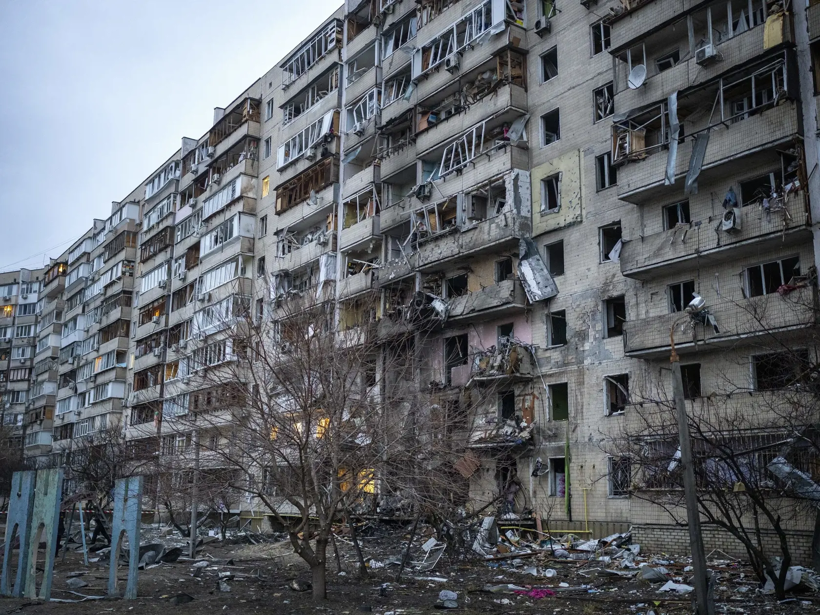 WA 14 Kyjev - Zničná bytovka po raketovom útoku ruskej armády v ukrajinskej metropole Kyjev v piatok 25. februára 2022. FOTO TASR/AP