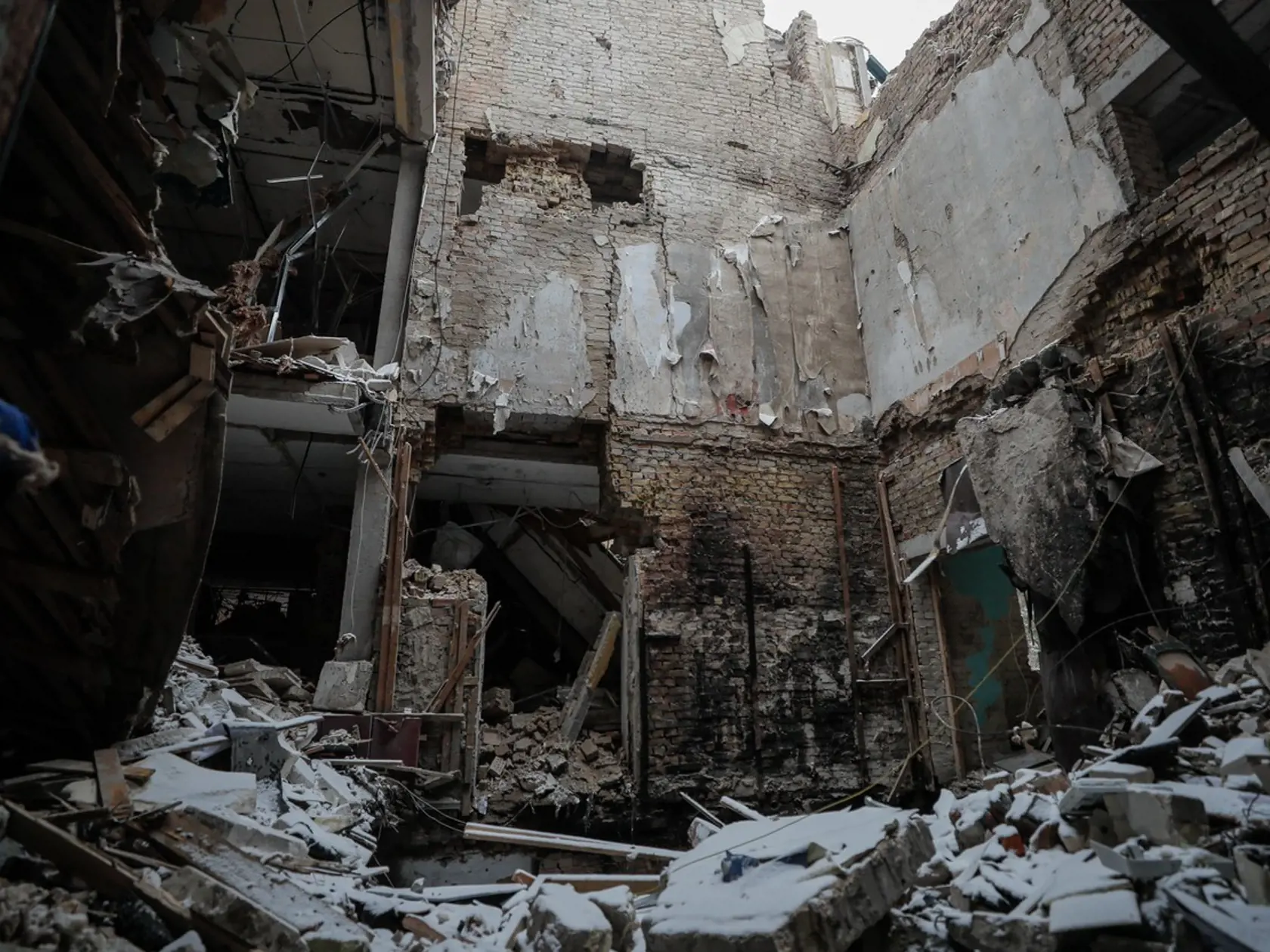 Následky bombardovania ukrajinského mesta Brovary neďaleko Kyjeva 1. marca 2022.