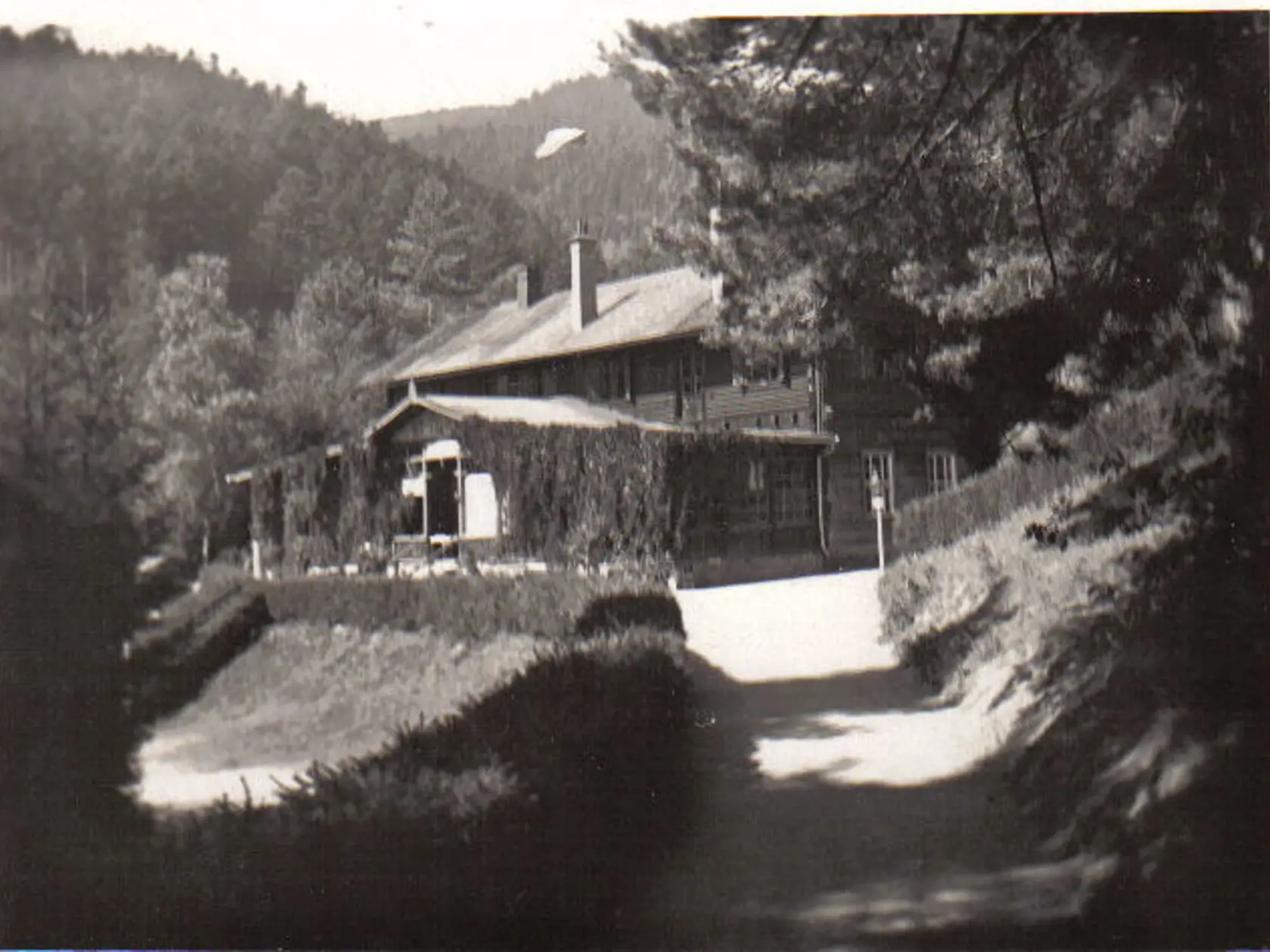 Turzovské kúpele boli známe tzv. švajčiarskou vysokohorskou architektúrou. LD Baník.