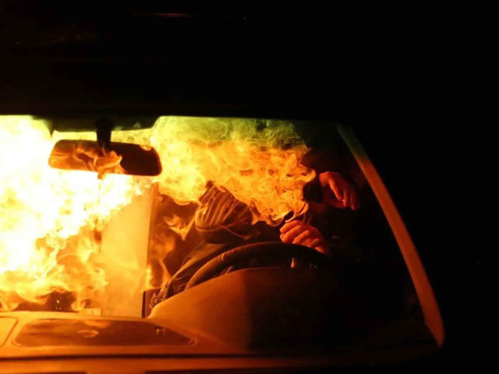 Scéna z filmu, mladý policajt uhorel v aute.