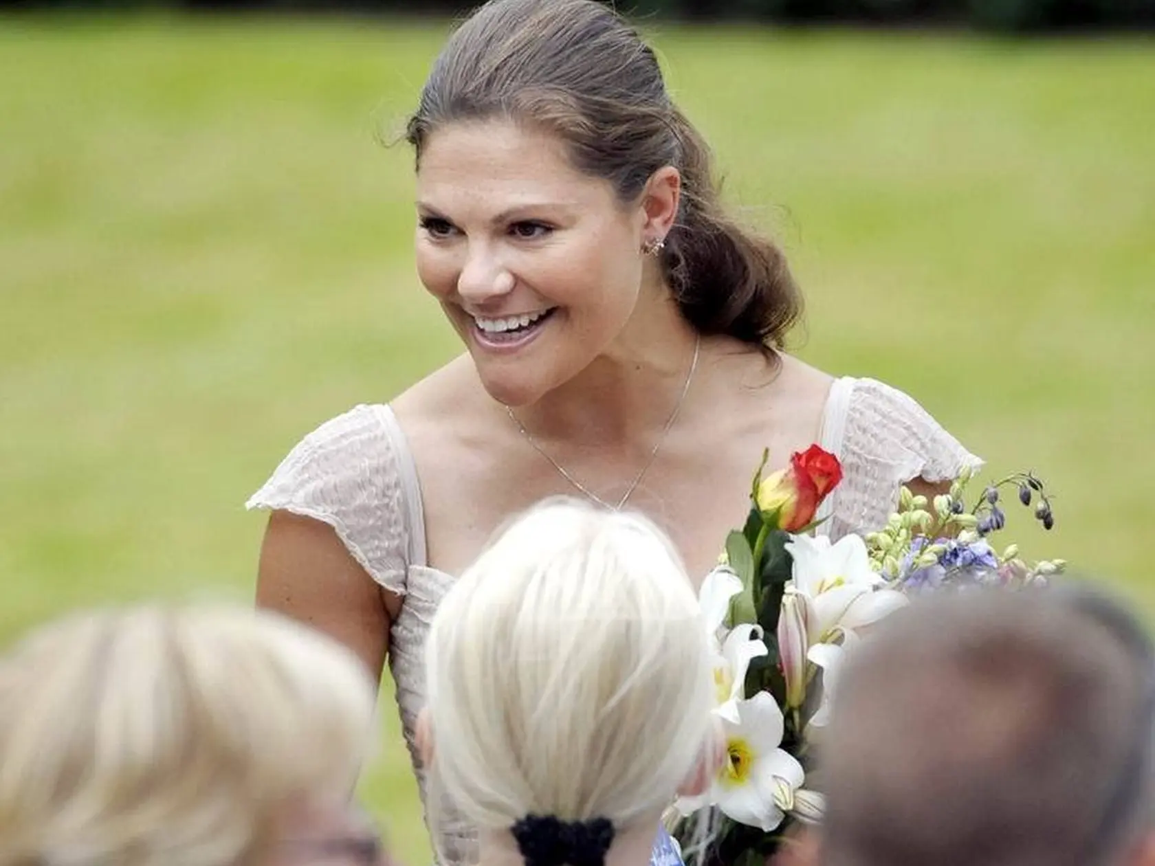 Viktória prijíma gratulácie a kvety k svojim 31. narodeninám v letnom sídle Solliden na ostrove Öland v južnom Švédsku.