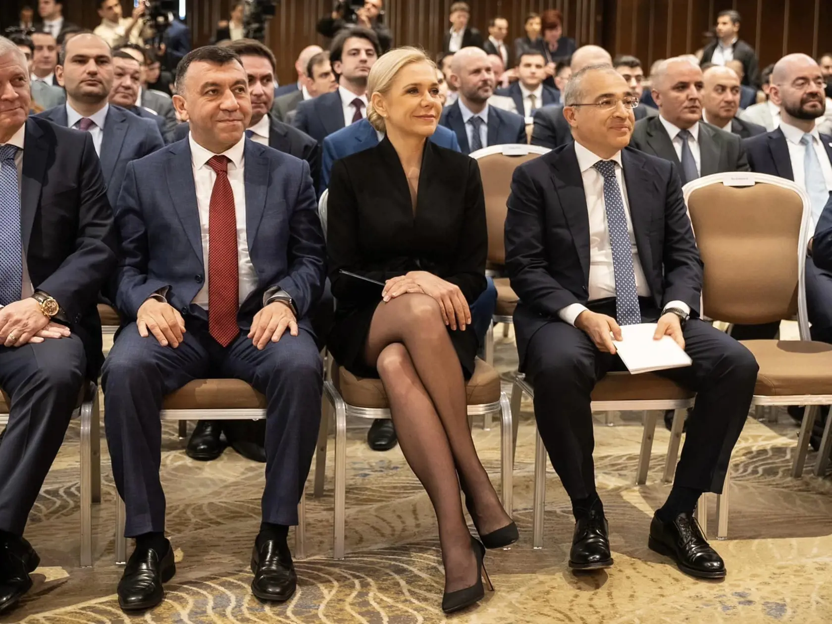 Saková v zahraničí provokovala v sexi minišatách, v ktorých vyniklo jej krásne, štíhle telo. Prítomní páni jej napriek tomu dokázali pozerať prevažne do očí.