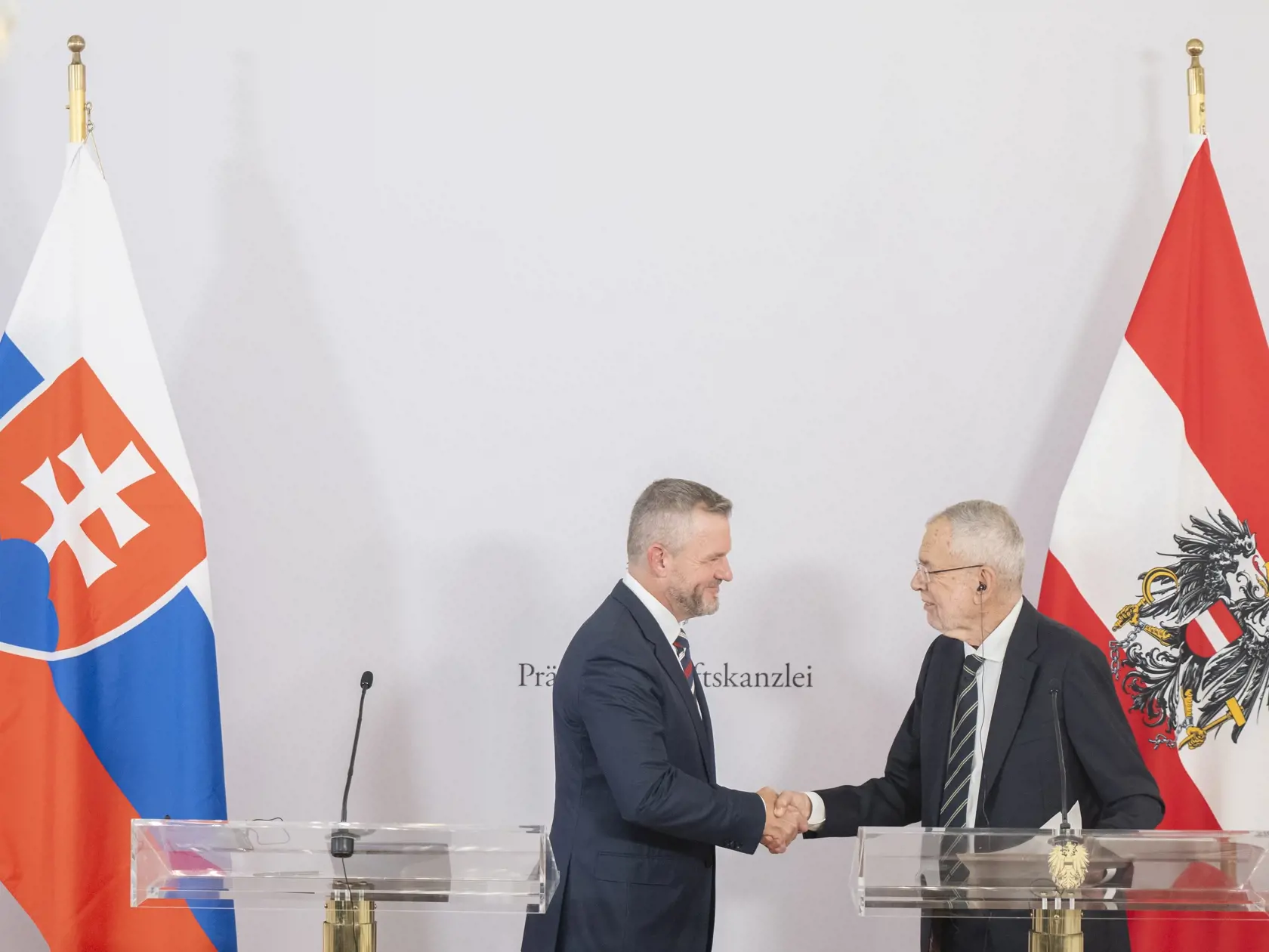 Na snímke vľavo prezident SR Peter Pellegrini a vpravo rakúsky spolkový prezident Alexander Van der Bellen na tlačovej konferencii počas oficiálnej návštevy Rakúska 11. septembra 2024 vo Viedni.