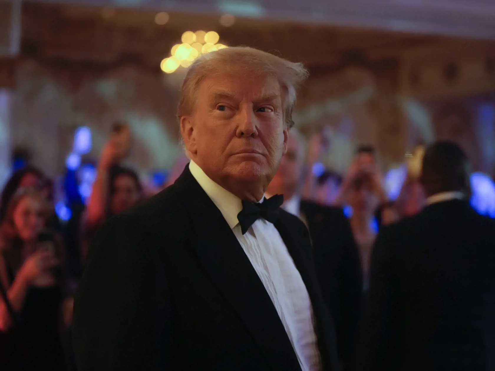 Bývalý americký prezident Donald Trump prichádza predniesť prejav počas podujatia vo svojej luxusnej rezidencii v Mar-a-Lago v štáte Florida 18. novembra 2022.