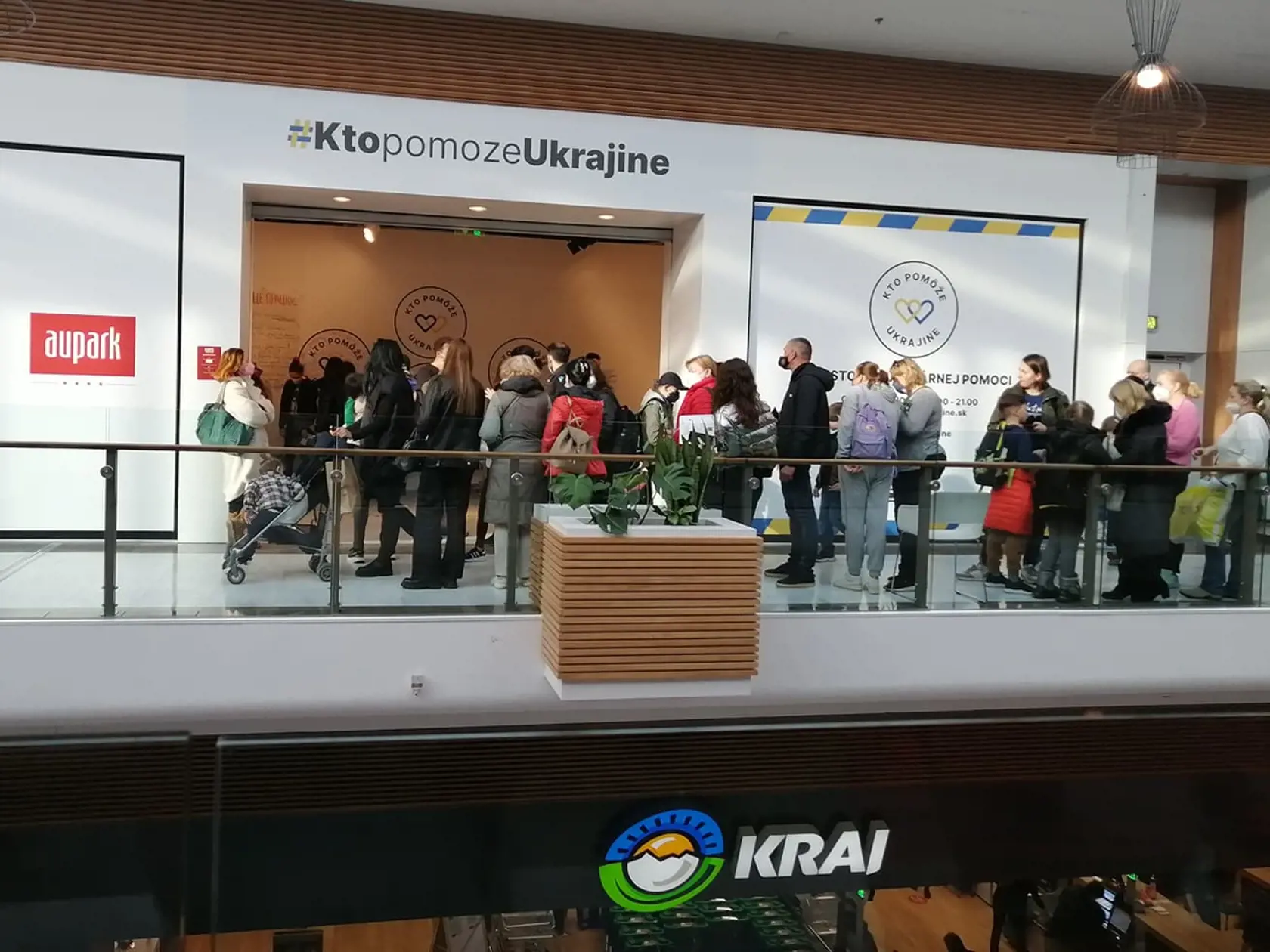 V nákupnom centre stoja v rade stovky utečencov.