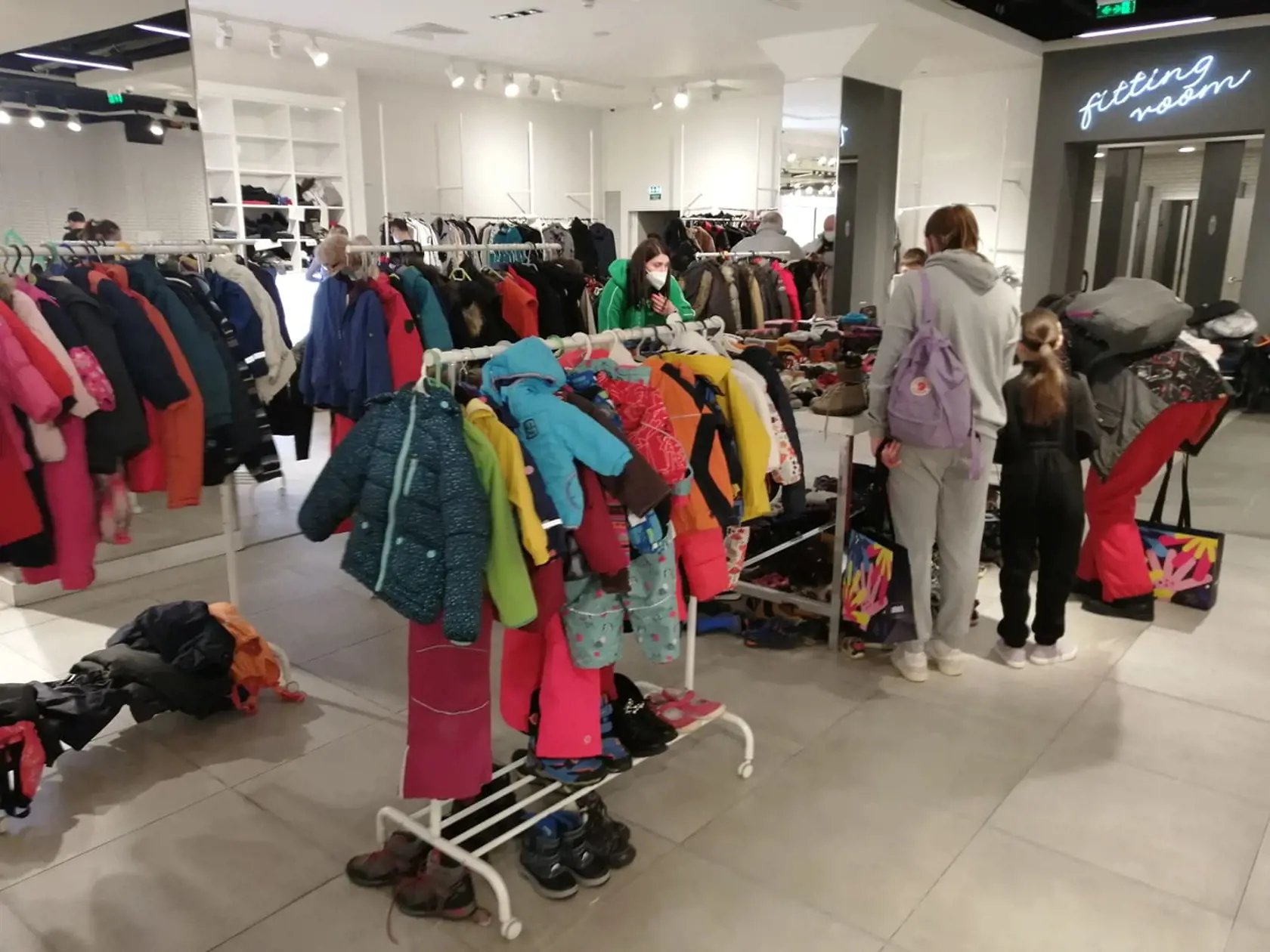 Ukrajinci a Ukrajinky, ktorí na Slovensko utiekli pred vojnou, si môžu prísť do nákupného centra vziať: potraviny, hygienické potreby, potreby pre deti, oblečenie a obuv.