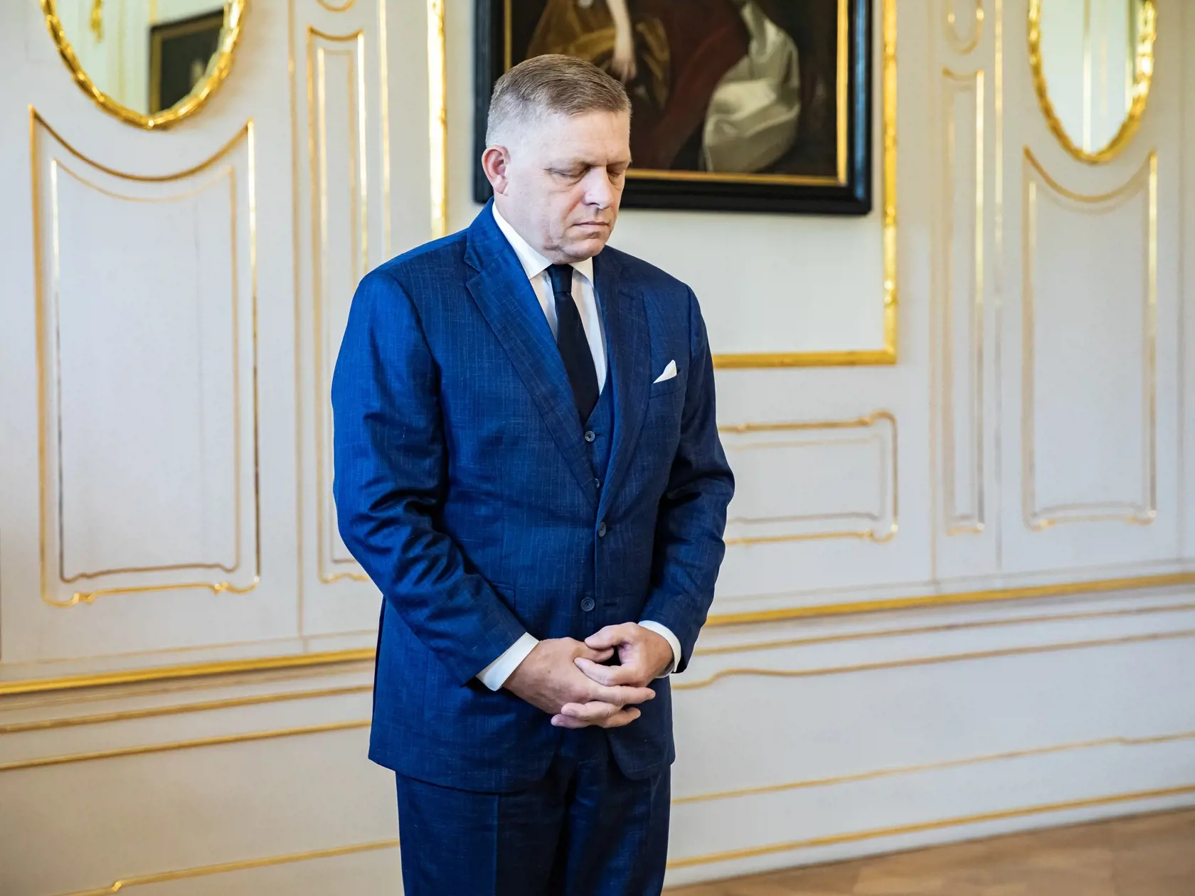 Bez okuliarov je premiér takmer vždy.