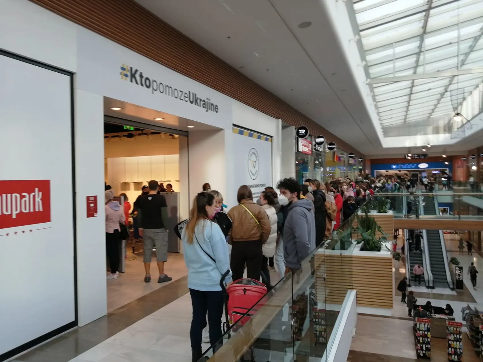 Ukrajinci a Ukrajinky, ktorí na Slovensko utiekli pred vojnou, si môžu prísť do nákupného centra vziať: potraviny, hygienické potreby, potreby pre deti, oblečenie a obuv.