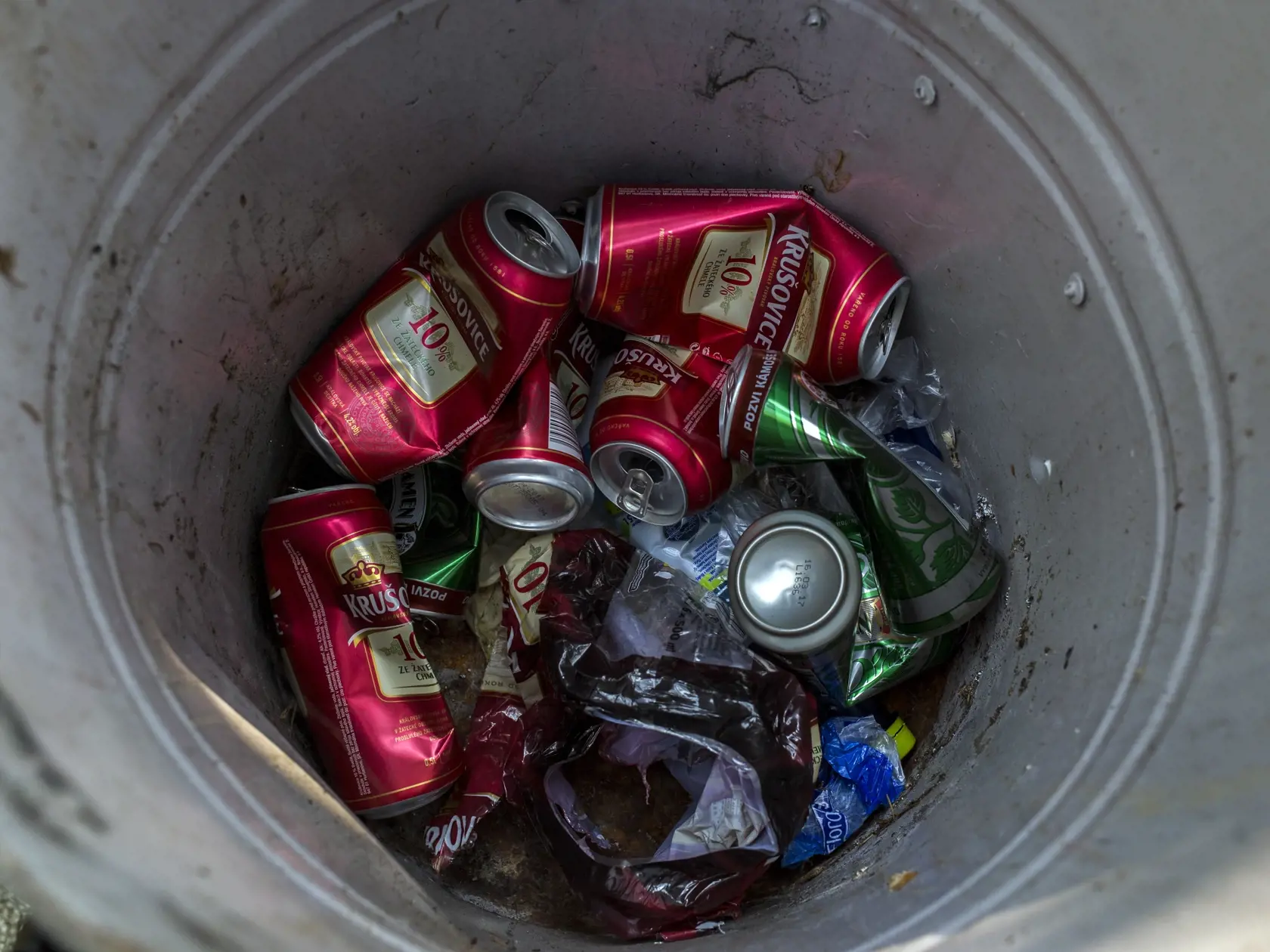 Na snimke kos plny plechoviek od piva vo farskom parku v blizkosti resocializacneho strediska Cisty den, v ktorom udajne doslo k znasilneniu jednej z klentiek.