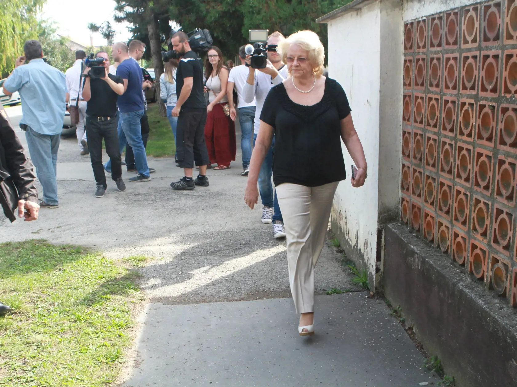 Viera Tomanova odchadza z centra cisty den v galante.