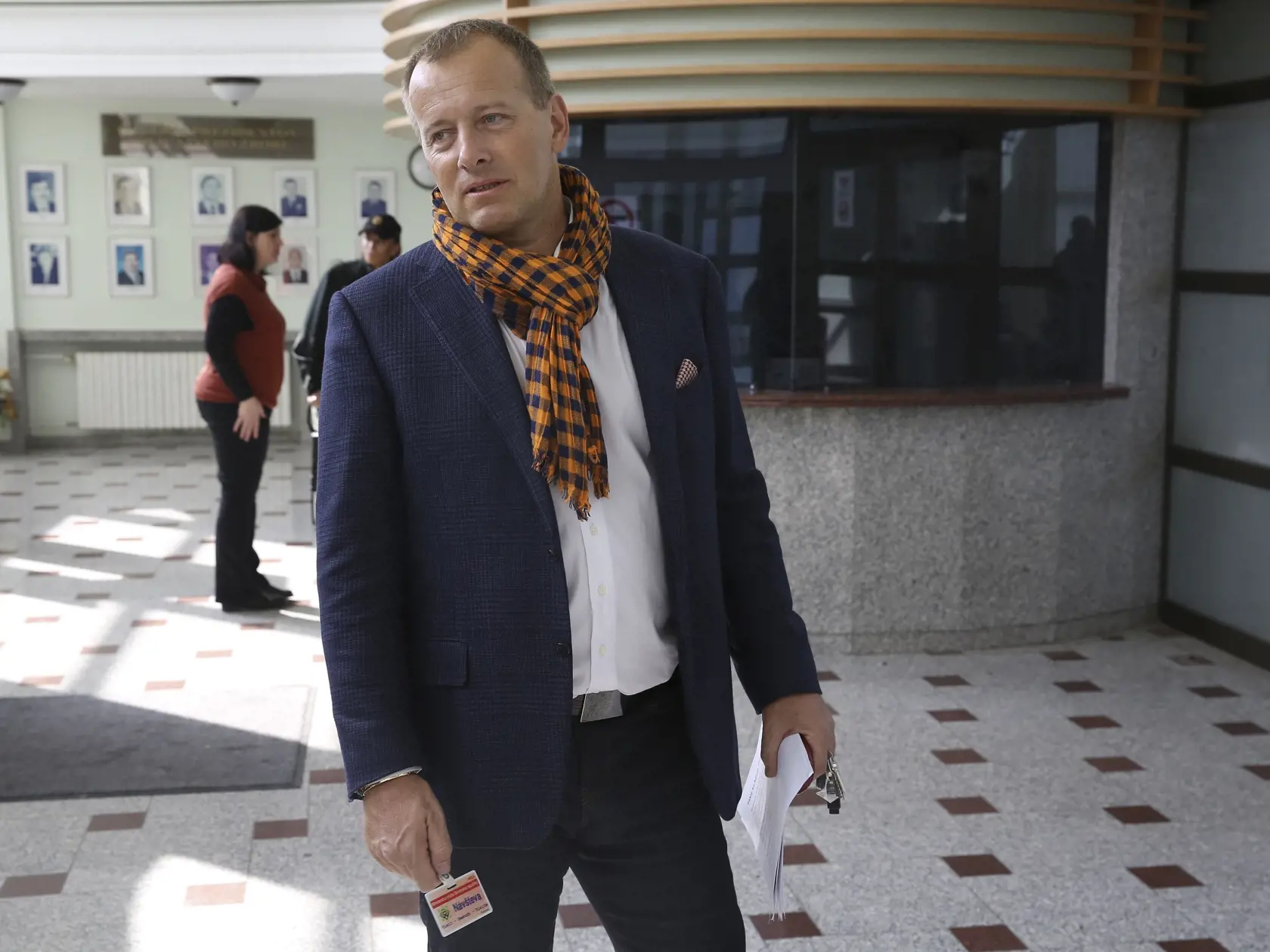 Boris Kollar predvolany ako svedok vypoveda v kauze  16 r. chovankyne zariadenia Cisty den, s ktorou konzultova sexualne navrhy.
Boris Kollar prisiel v sprievode obhajkyne Evy Misikovej
