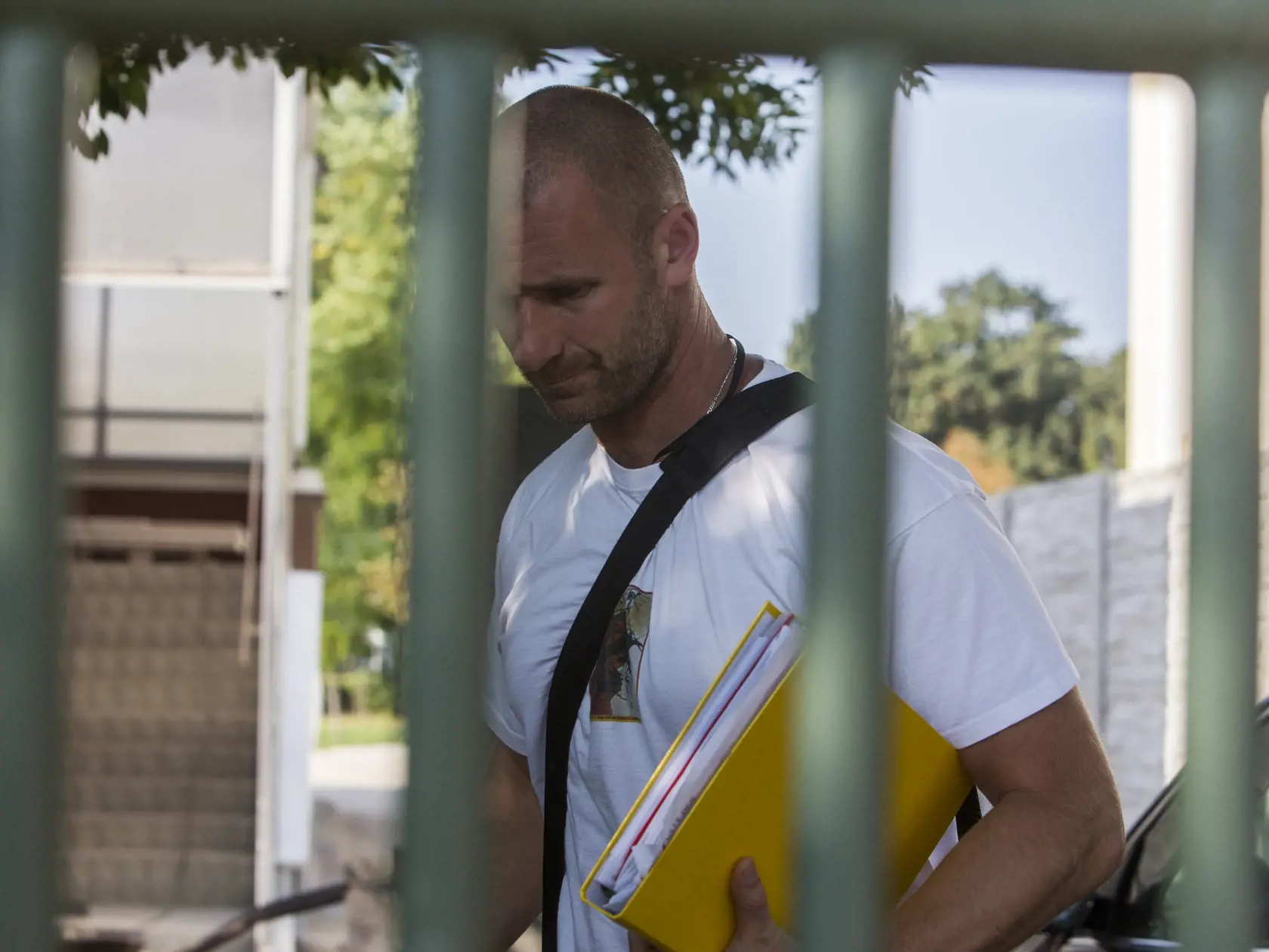 Na snimke riaditel resocializacneho strediska Cisty den, v ktorom udajne doslo k znasilneniu jednej z klentiek, Peter Tomanek prichadza do budovy centra.