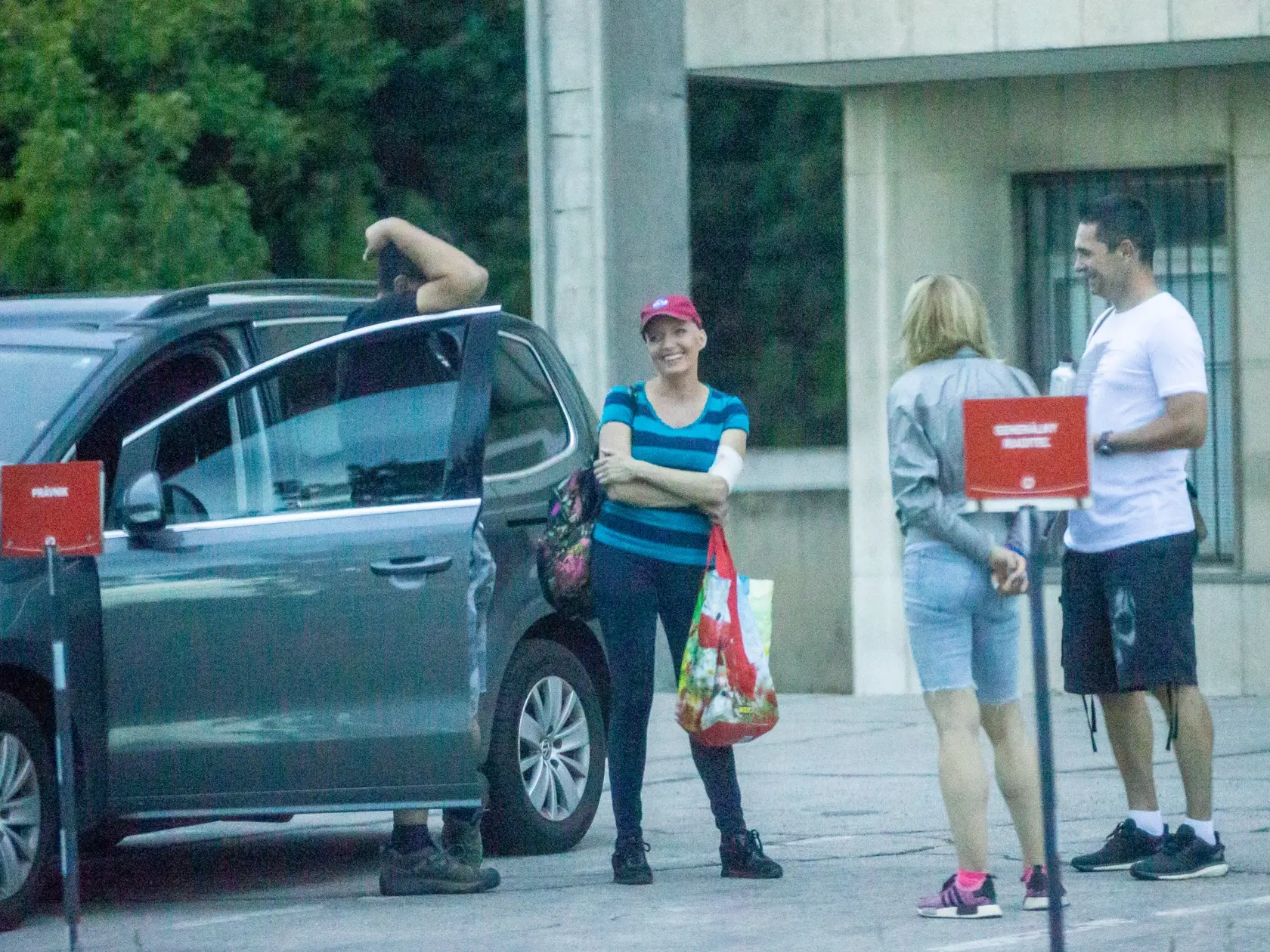 Na snímke je Aneta Parišková s manželom Miroslavom Polakovičom a kolegom Jánom Mečiarom pred televíziou JOJ po moderovaní relácie. 