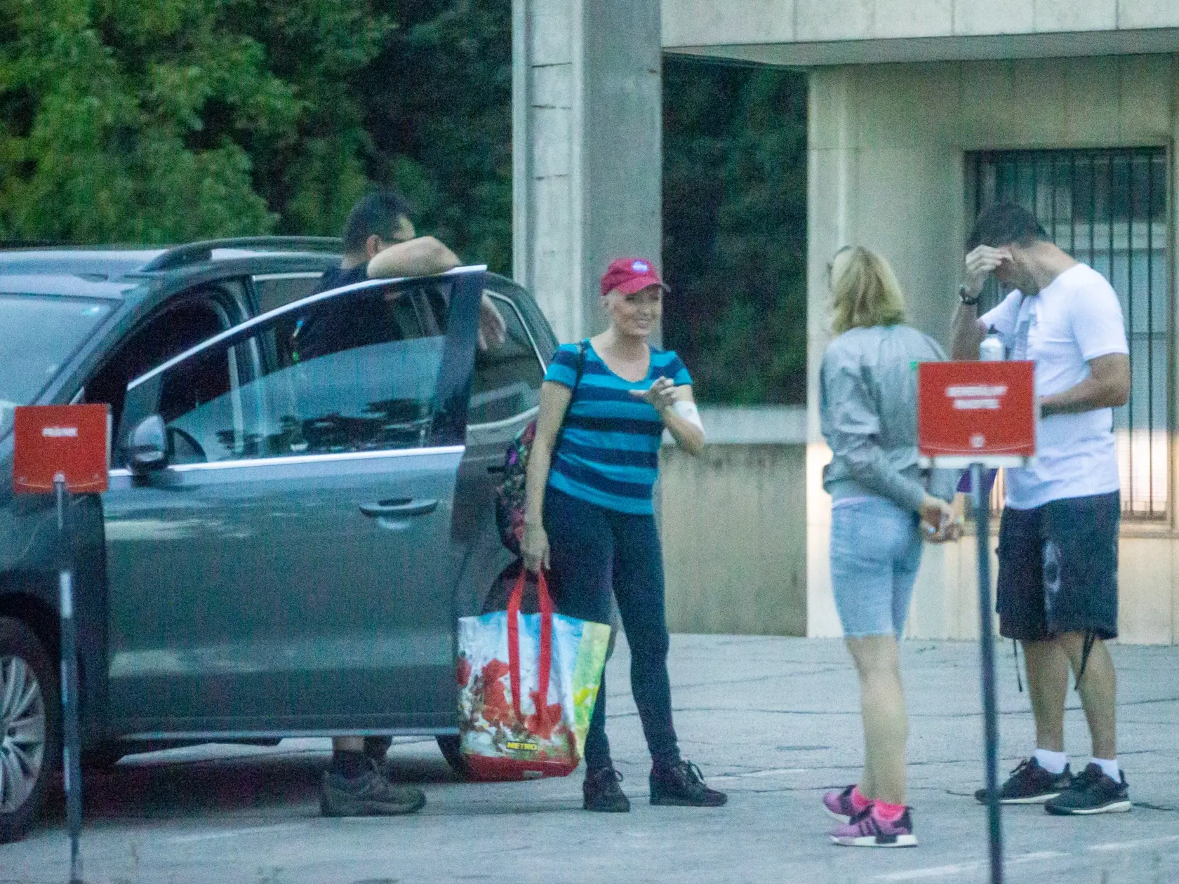 Na snímke je Aneta Parišková s manželom Miroslavom Polakovičom a kolegom Jánom Mečiarom pred televíziou JOJ po moderovaní relácie. 