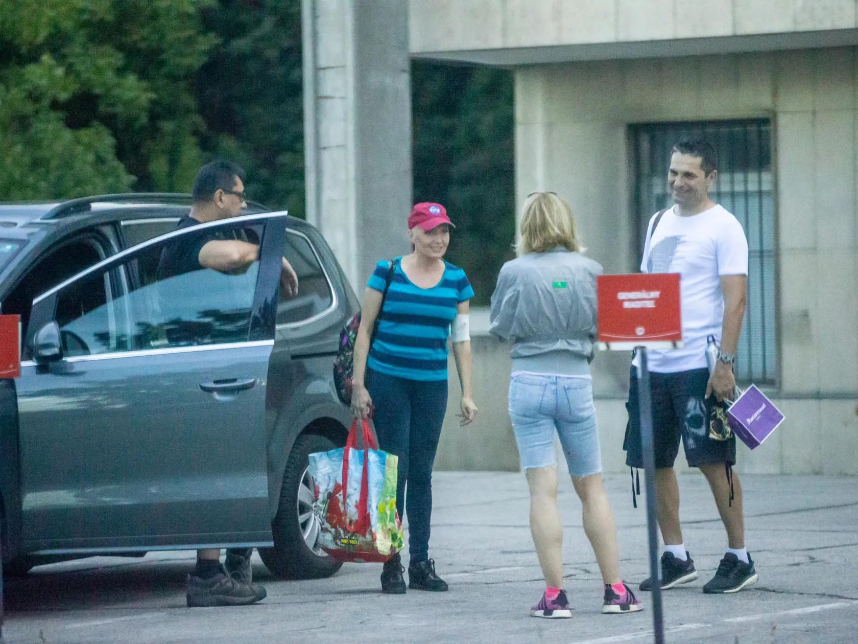 Na snímke je Aneta Parišková s manželom Miroslavom Polakovičom a kolegom Jánom Mečiarom pred televíziou JOJ po moderovaní relácie. 