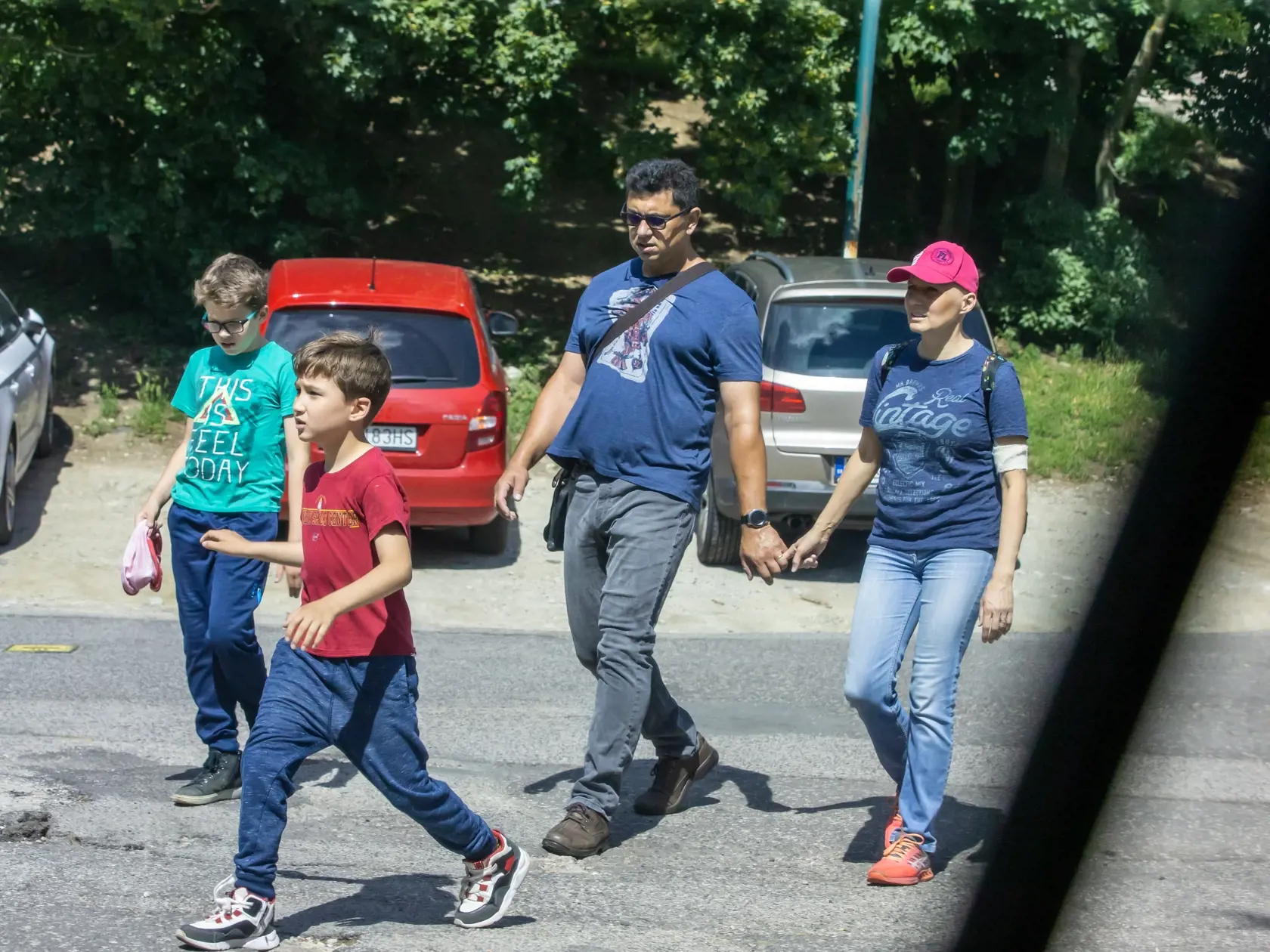 Na snímke je Aneta Parišková z Miroslavavom Polakovičom a deťmi na prechádzke v Bratislavskom parku. 