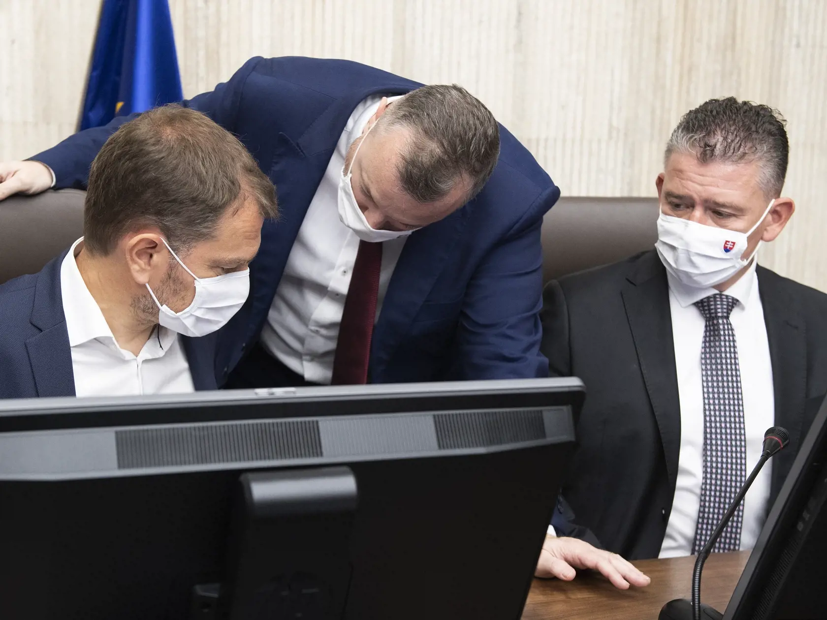 Na snímke zľava predseda vlády SR Igor Matovič (OĽaNO), minister práce, sociálnych vecí a rodiny SR Milan Krajniak (Sme rodina) a minister vnútra Roman Mikulec (OĽaNO) počas 33. schôdze vlády SR v Bratislave. FOTO TASR - Pavel Neubauer