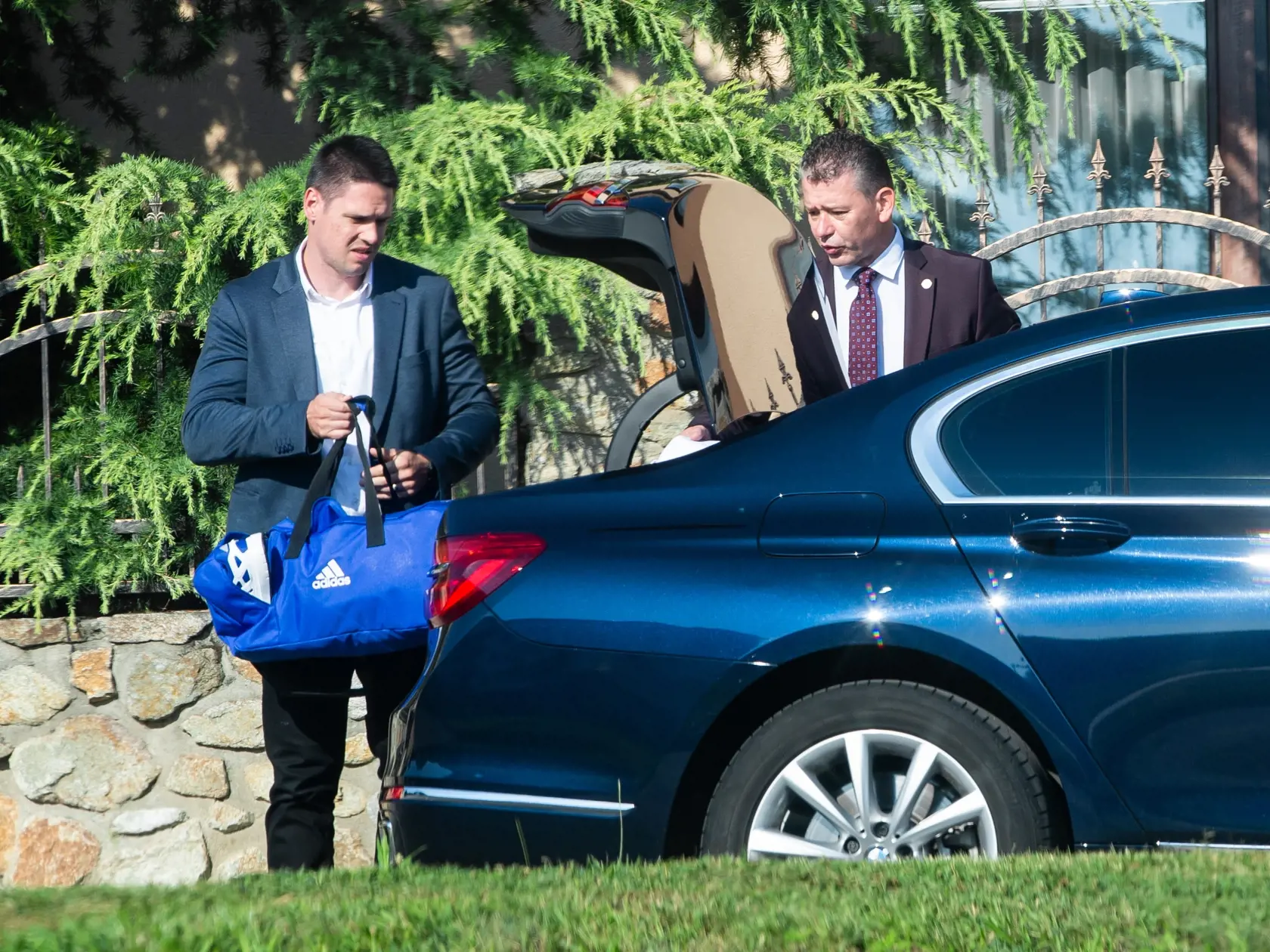 Minister vnútra SR Roman Mikulec odchádza zo svojho domu v Devínskej Novej Vsi.