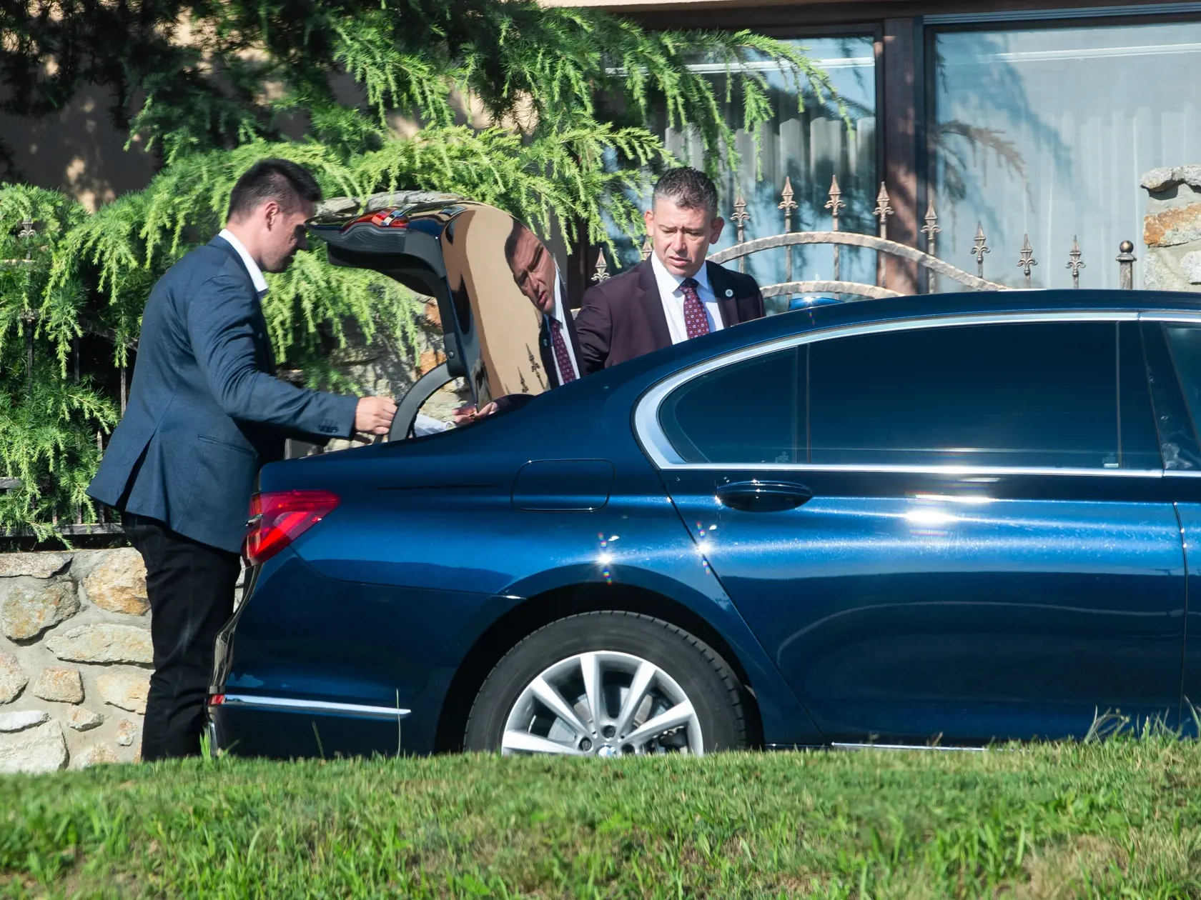 Minister vnútra SR Roman Mikulec odchádza zo svojho domu v Devínskej Novej Vsi.