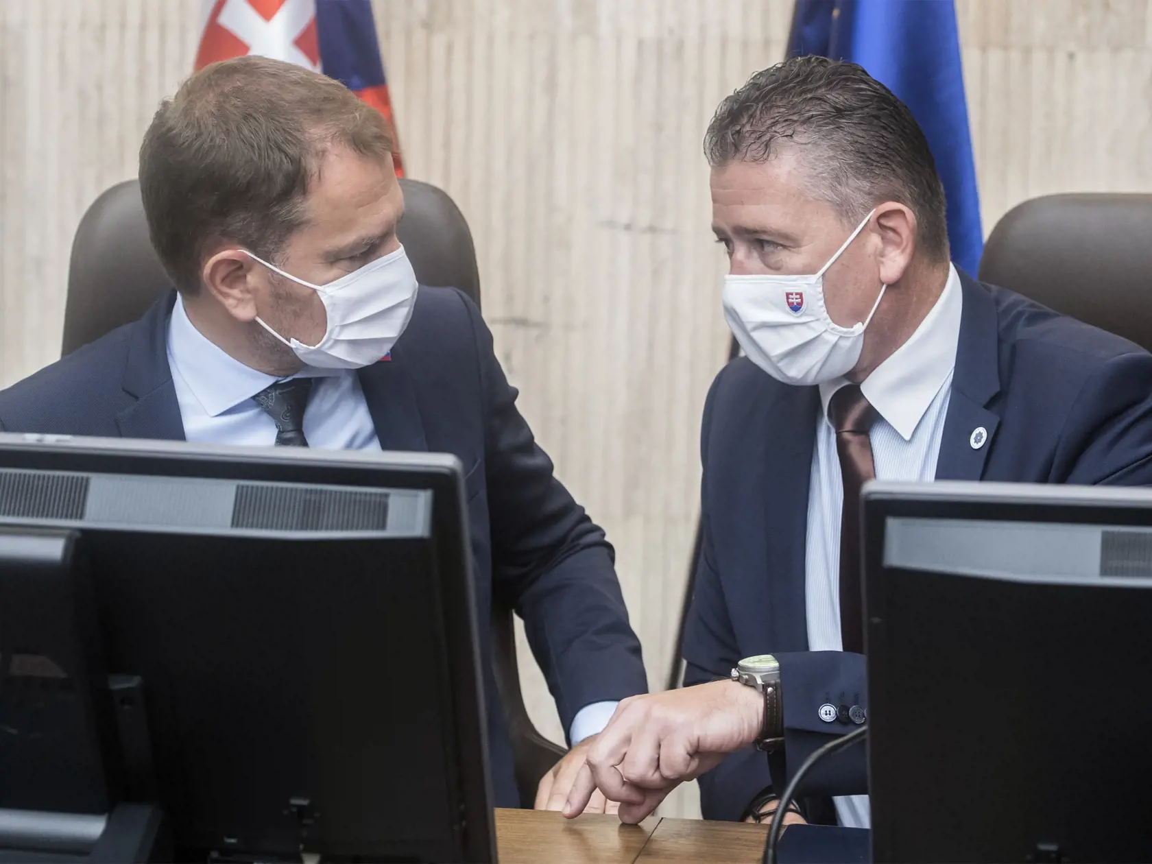 Na snímke vľavo premiér SR Igor Matovič a vpravo minister vnútra Roman Mikulec (obaja OĽaNO) počas 32. schôdze vlády SR 12. augusta 2020 v Bratislave. FOTO TASR - Martin Baumann


