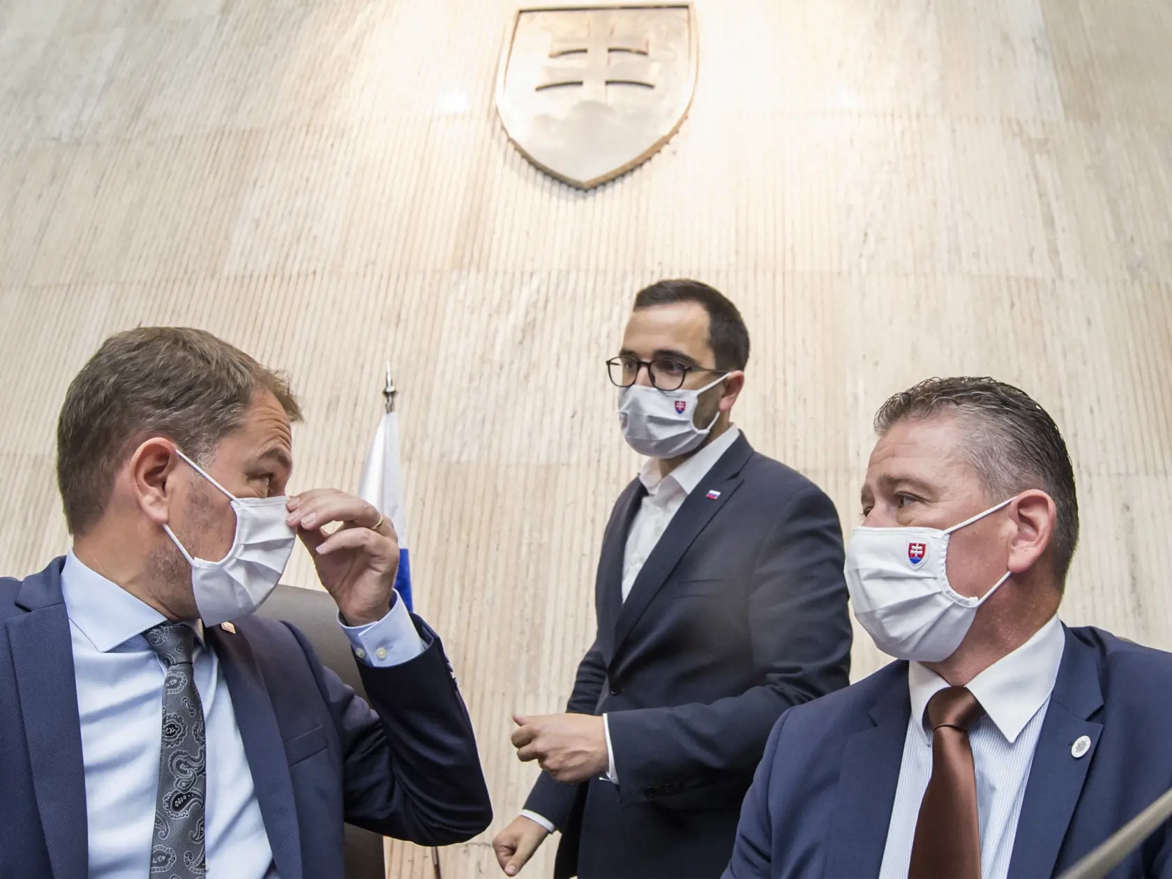 Na snímke zľava premiér SR Igor Matovič (OĽaNO), vedúci Úradu vlády SR Július Jakab a minister vnútra Roman Mikulec (OĽaNO) počas 32. schôdze vlády SR 12. augusta 2020 v Bratislave. FOTO TASR - Martin Baumann


