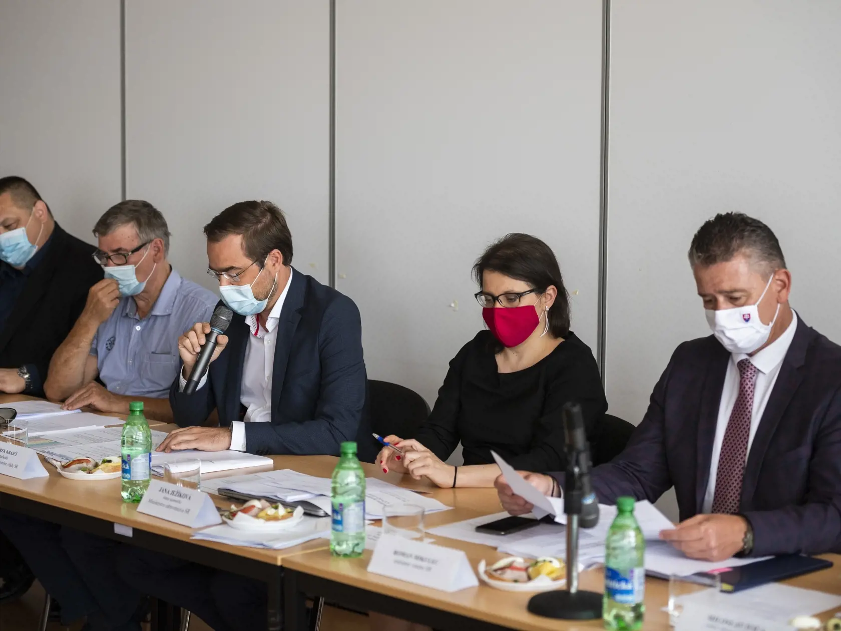 Na snímke sprava minister vnútra SR Roman Mikulec (OĽaNO), štátna tajomníčka Ministerstva zdravotníctva SR Jana Ježíková, minister zdravotníctva SR a predseda Pandemickej komisie 
vlády SR Marek Krajčí (OĽaNO), tajomník Pandemickej komisie vlády SR Anton Tencer a hlavný hygienik SR Ján Mikas počas zasadnutia Pandemickej komisie vlády SR v Bratislave 11. augusta 2020. FOTO TASR - Jaroslav Novák